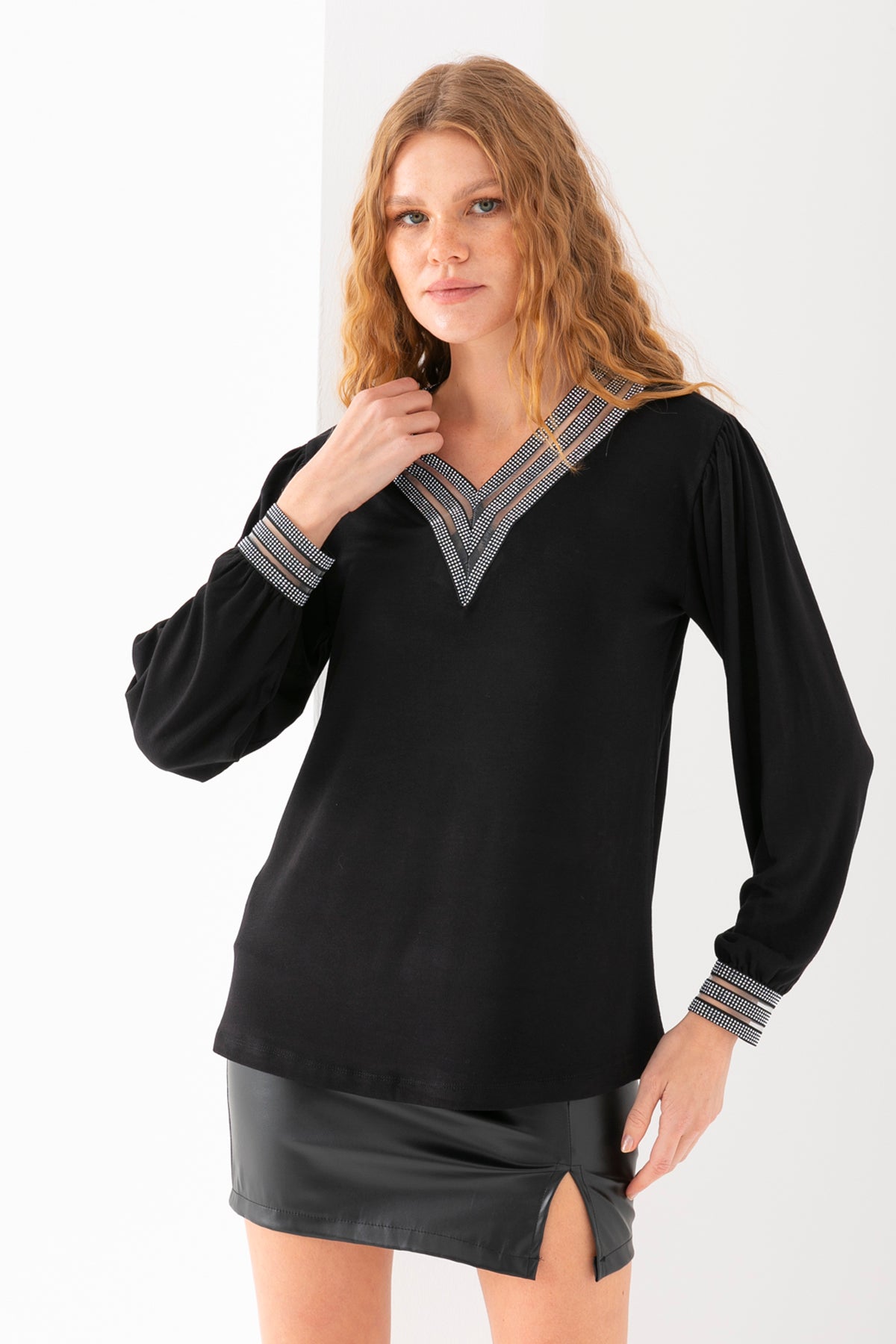 Kadın Siyah Yakası Ve Kolları Taş Şeritli Uzun Kollu Viskoz Bluz