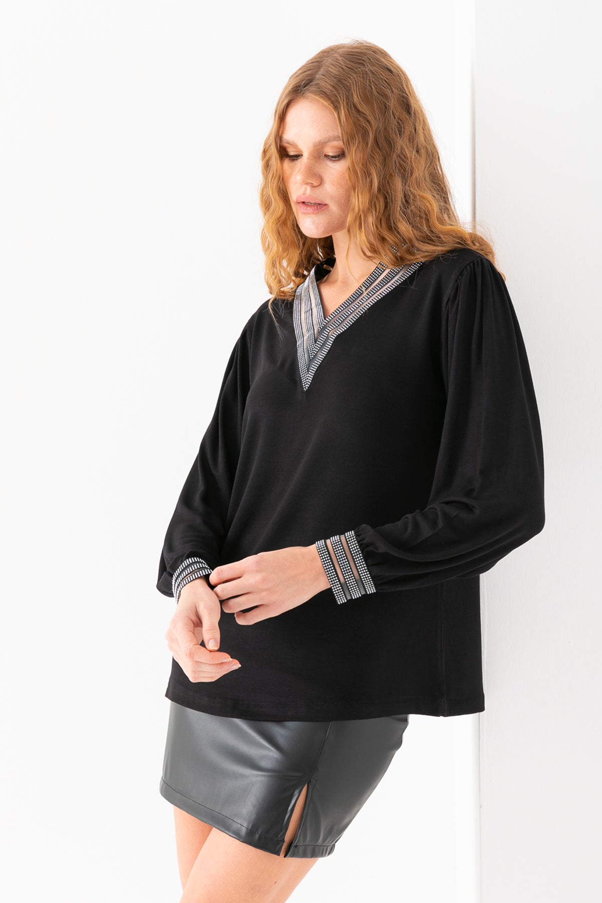 Kadın Siyah Yakası Ve Kolları Taş Şeritli Uzun Kollu Viskoz Bluz