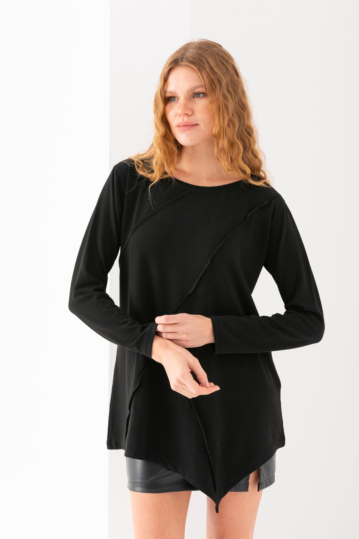Kadın Siyah Eteği Asimetrik Owerlok Şerit Detaylı Salaş Kesim Basic Tunik