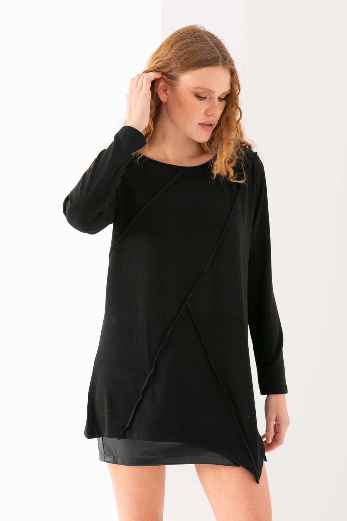 Kadın Siyah Eteği Asimetrik Owerlok Şerit Detaylı Salaş Kesim Basic Tunik