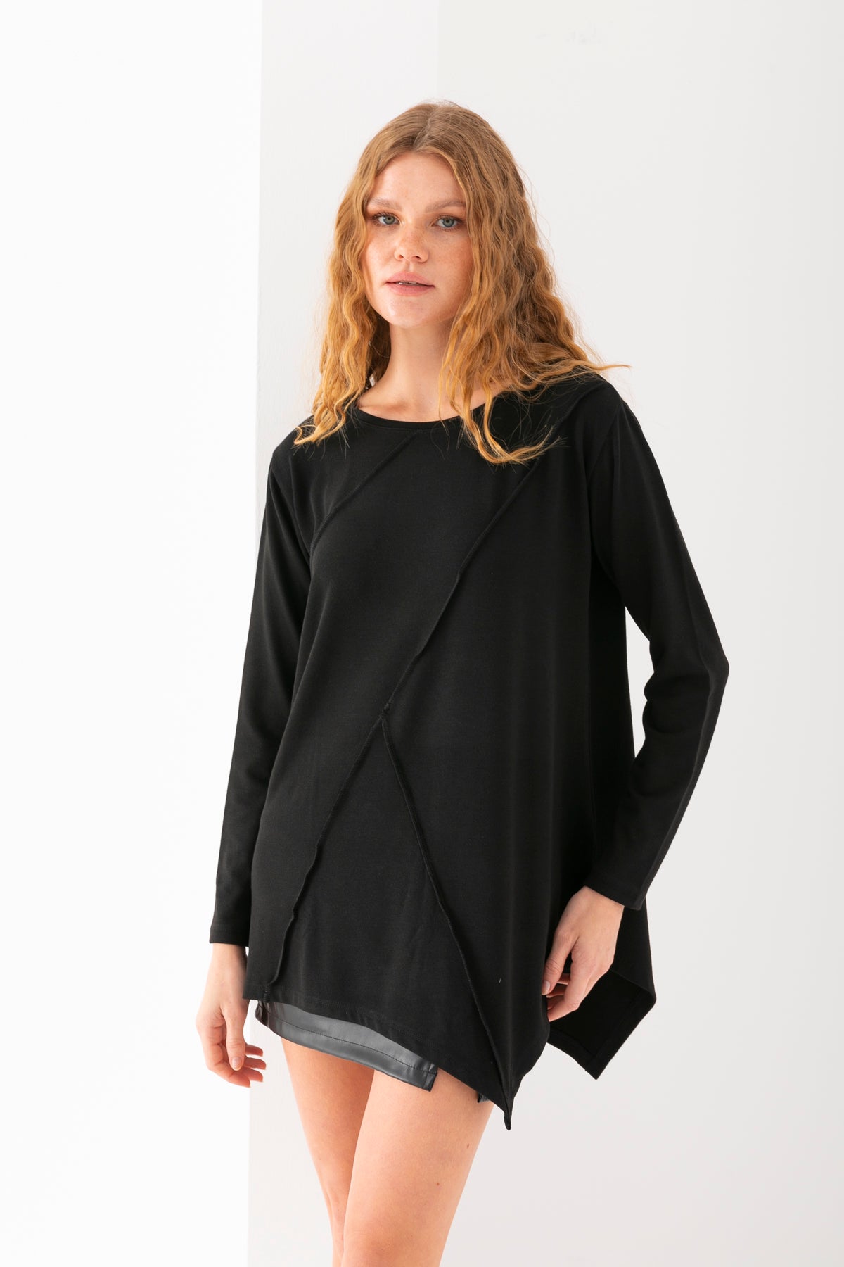 Kadın Siyah Eteği Asimetrik Owerlok Şerit Detaylı Salaş Kesim Basic Tunik