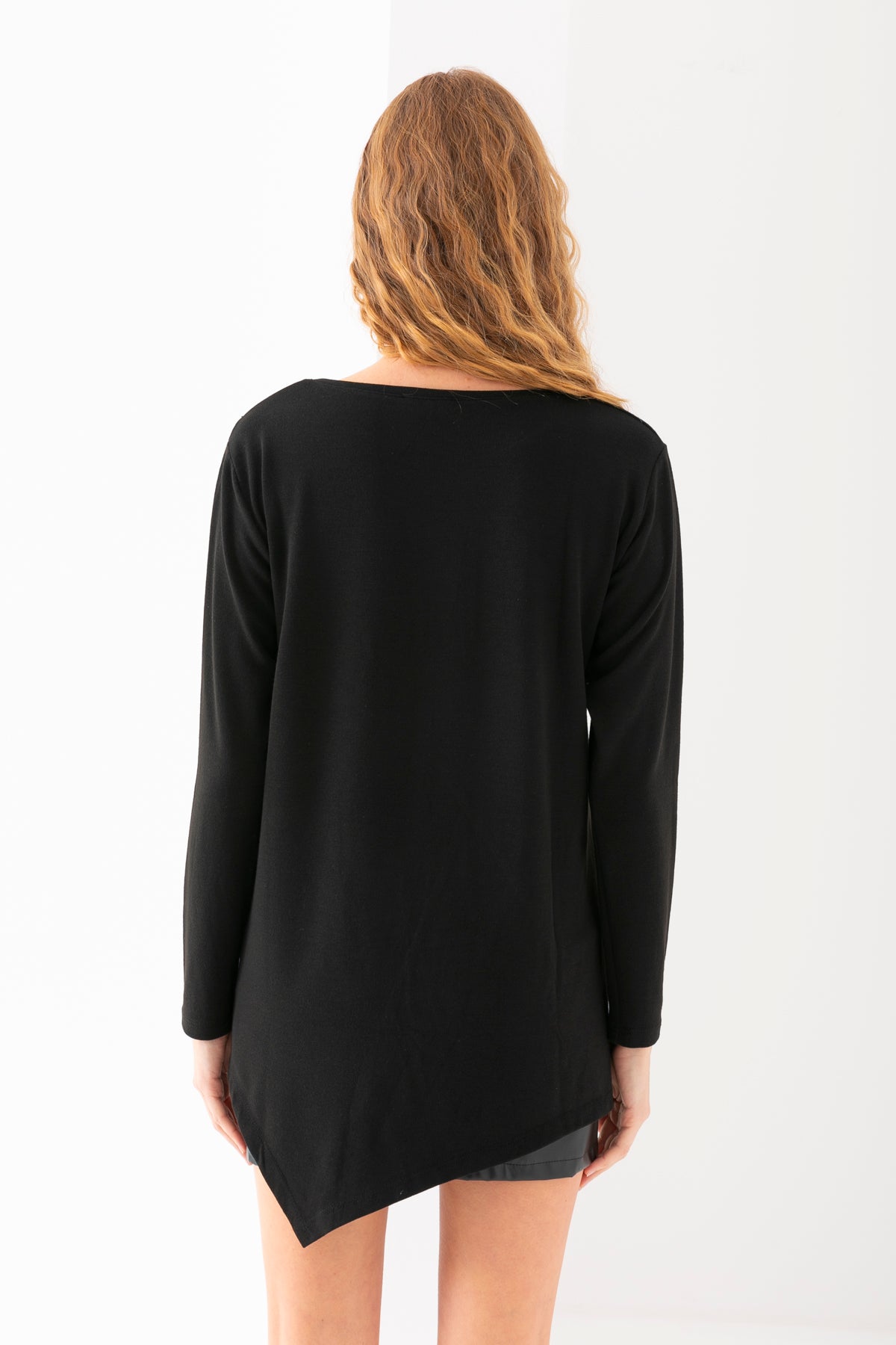 Kadın Siyah Eteği Asimetrik Owerlok Şerit Detaylı Salaş Kesim Basic Tunik