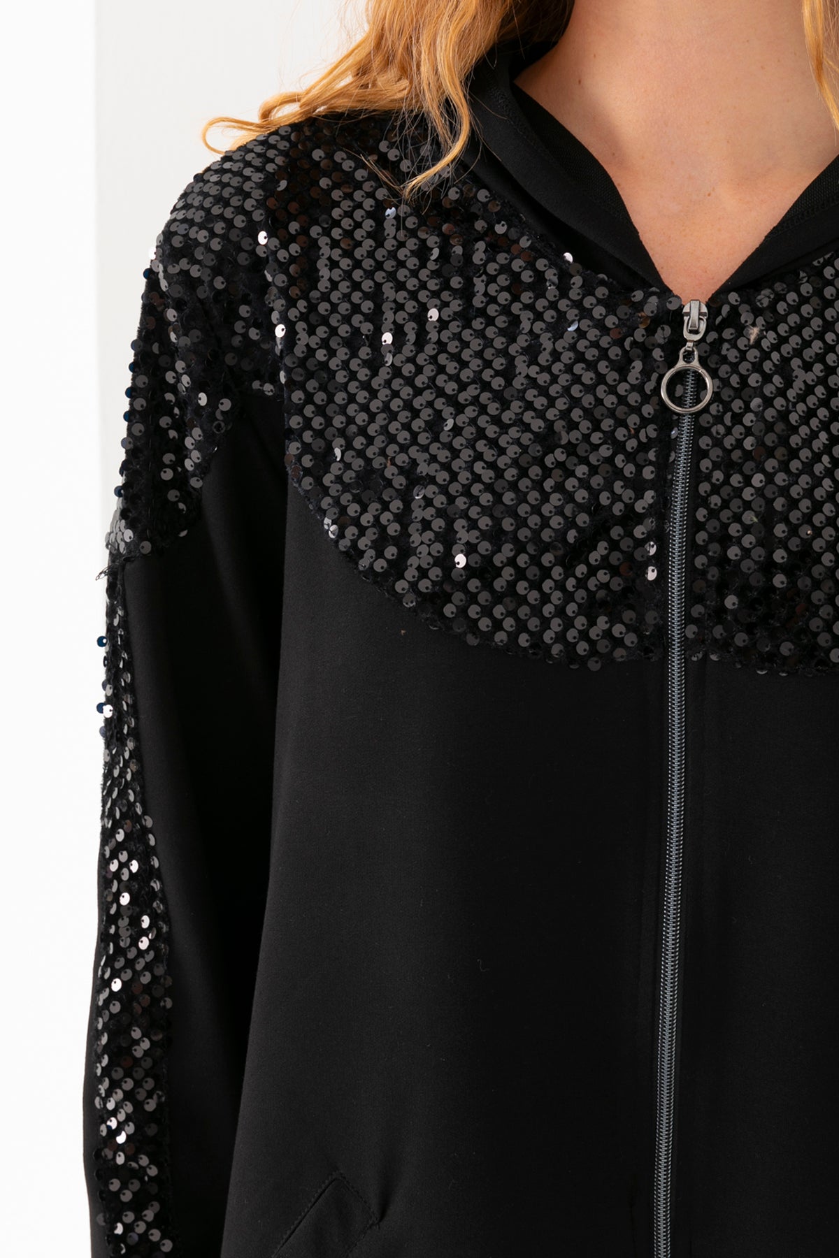 Kadın Siyah  Yakası Pul Payetli Kapüşonlu Fermuarlı Sweatshirt
