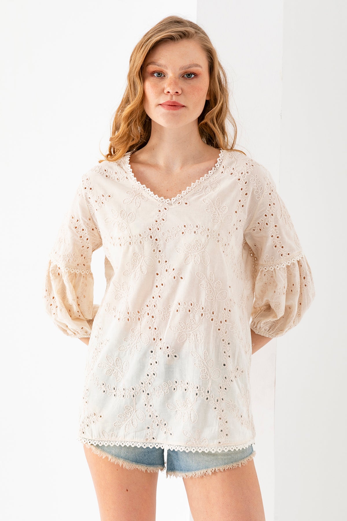 Kadın Bej Balon Kollu Brodelli Nakış Detaylı Bluz