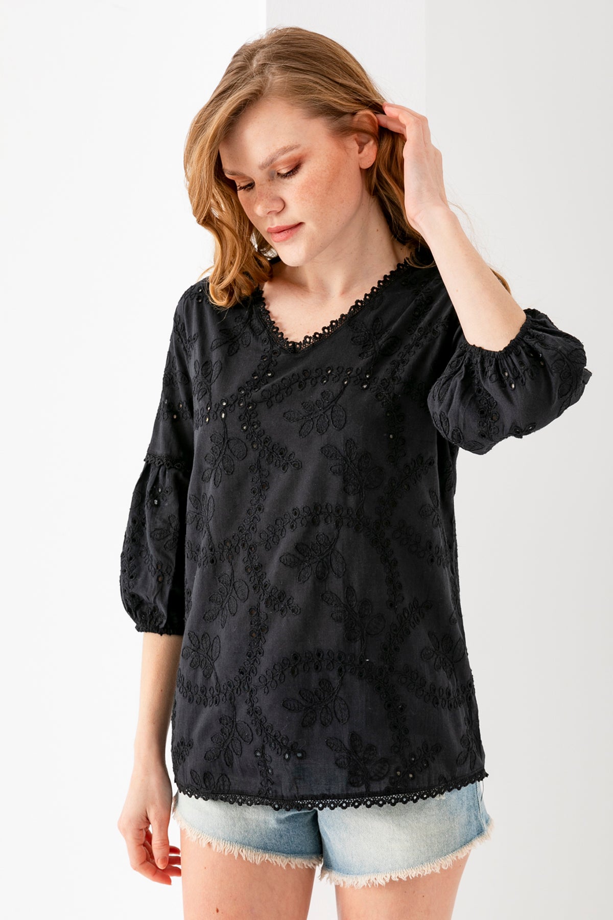 Kadın Siyah Balon Kollu Brodelli Nakış Detaylı Bluz