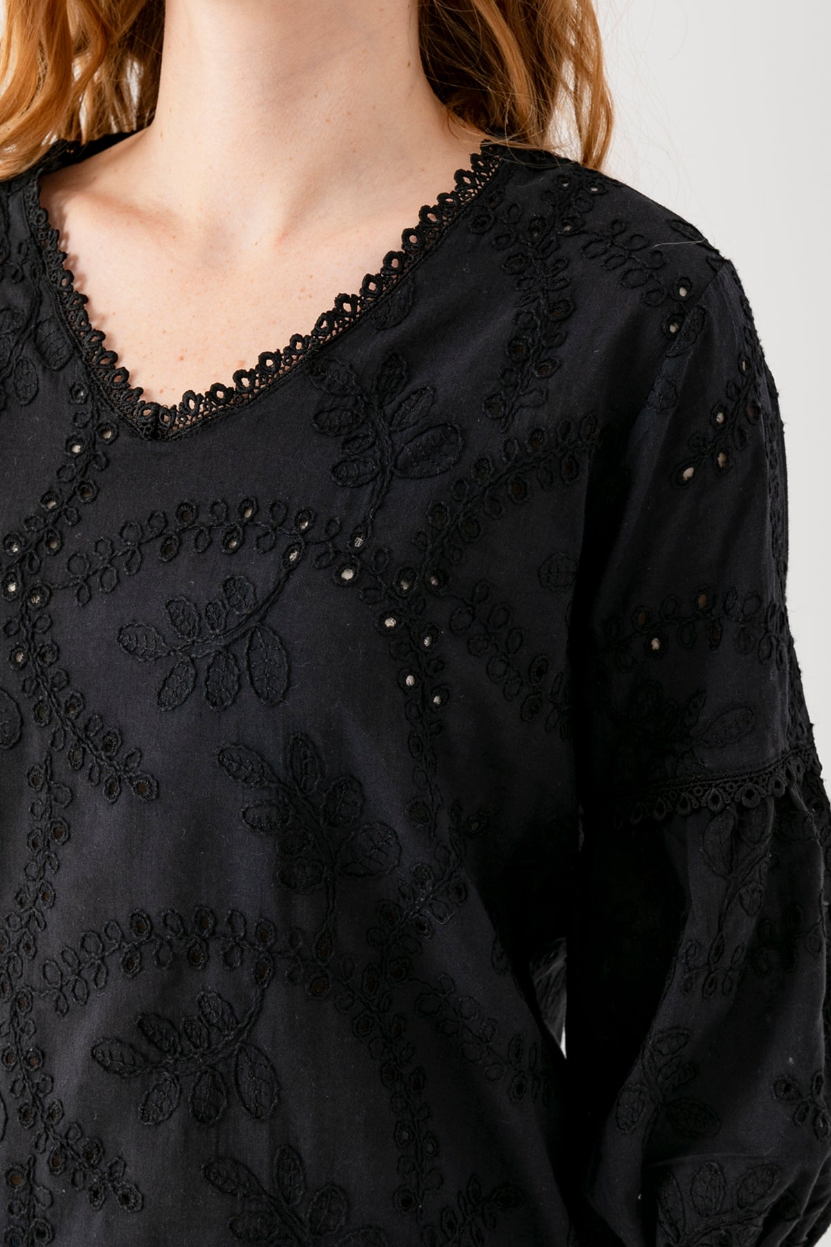 Kadın Siyah Balon Kollu Brodelli Nakış Detaylı Bluz