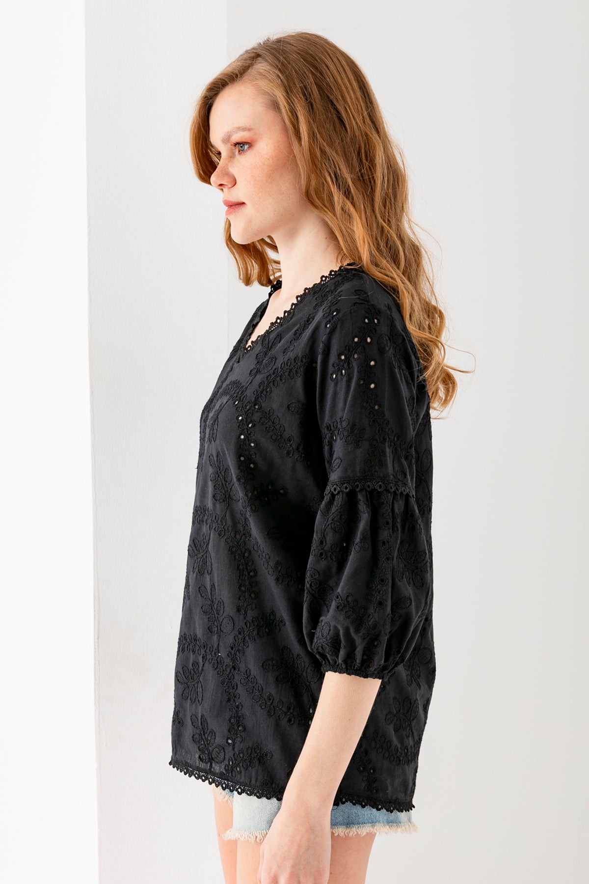 Kadın Siyah Balon Kollu Brodelli Nakış Detaylı Bluz