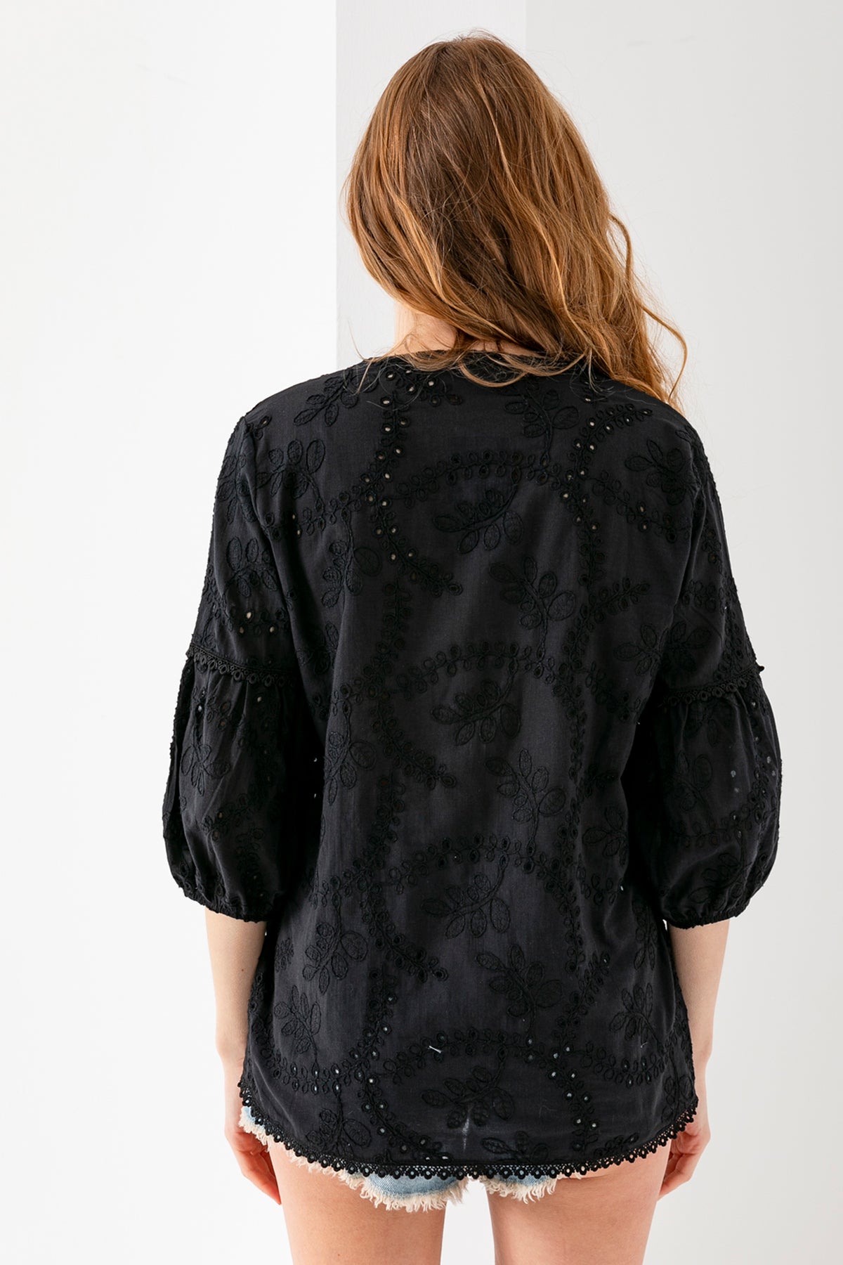Kadın Siyah Balon Kollu Brodelli Nakış Detaylı Bluz