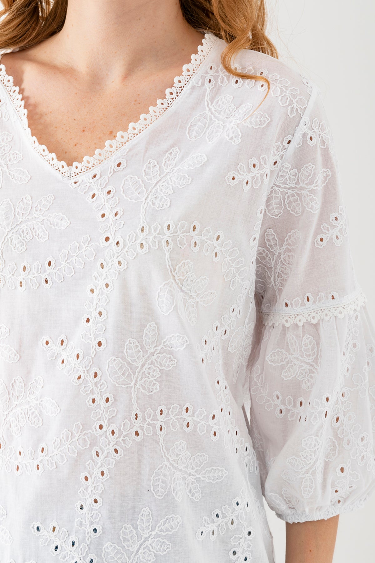 Kadın Beyaz Balon Kollu Brodelli Nakış Detaylı Bluz