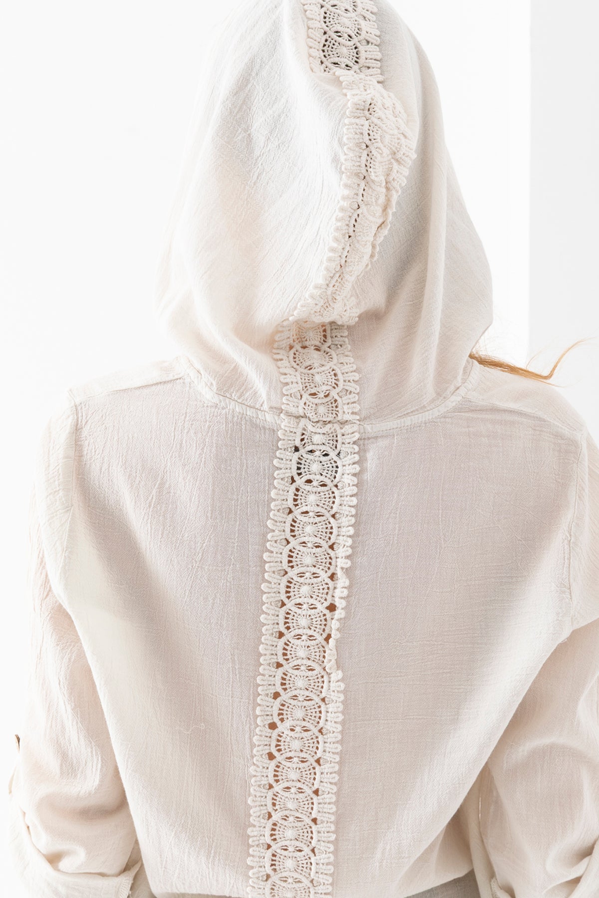 100% Organik Pamuk Kadın Taş Kapşonlu Arkası Dantel Şeritli Gömlek