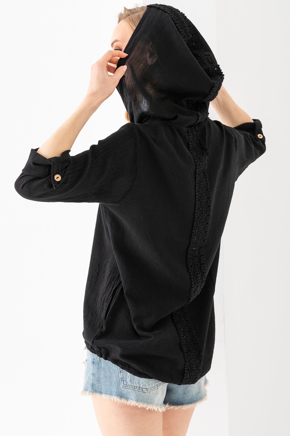 100% Organik Pamuk Kadın Siyah Kapşonlu Arkası Dantel Şeritli Gömlek