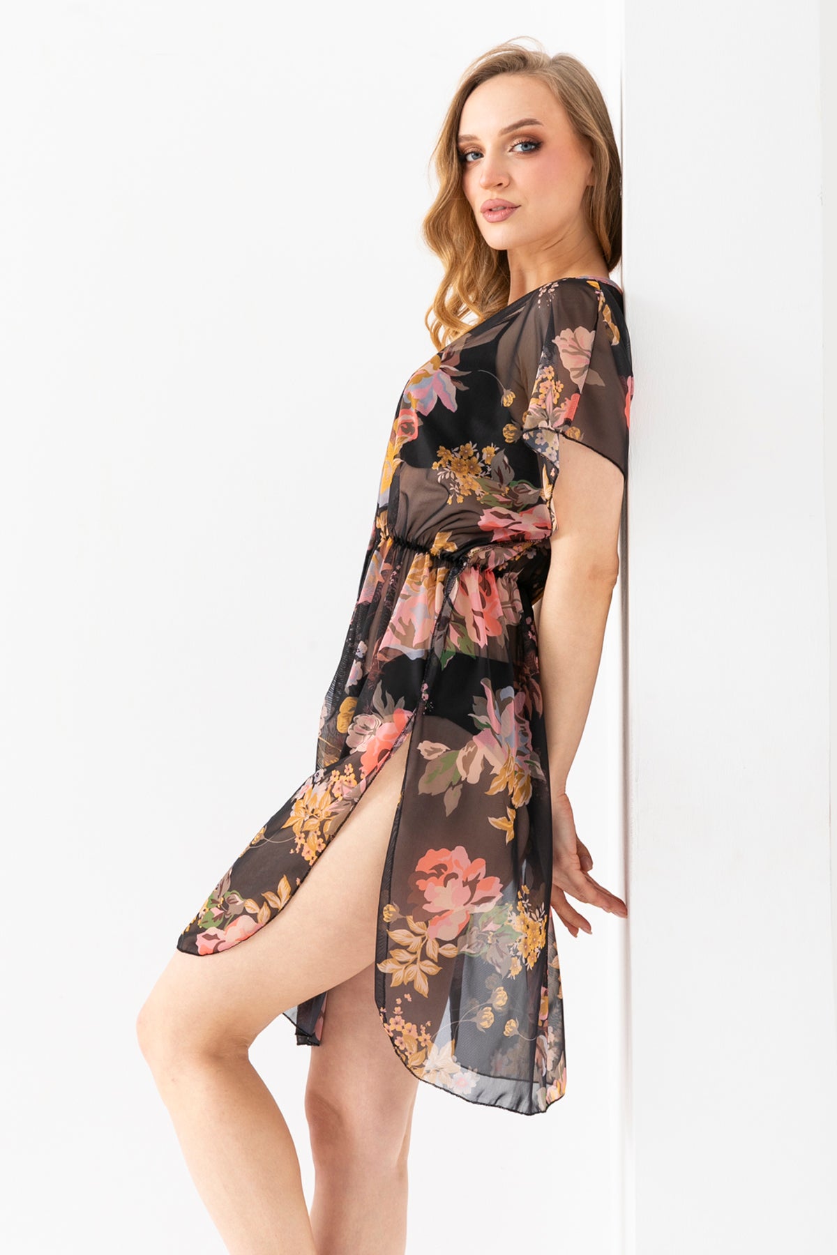 Kadın Siyah Çiçek Desenli Yanları Yırtmaçlı Plaj Elbisesi