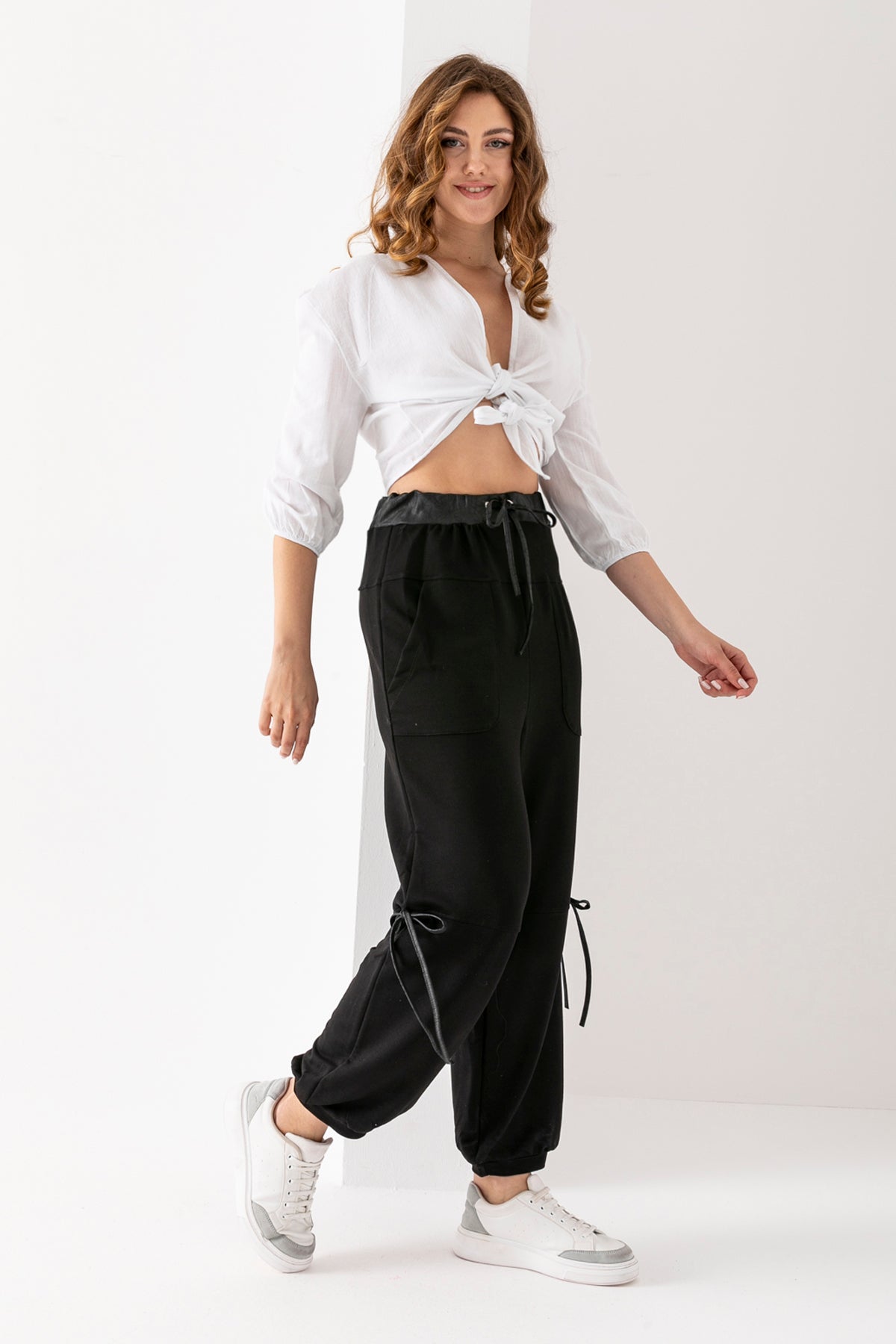 Kadın Siyah Kuşağı Deri Detaylı Manşetli Paça Bol Kesim Pantolon