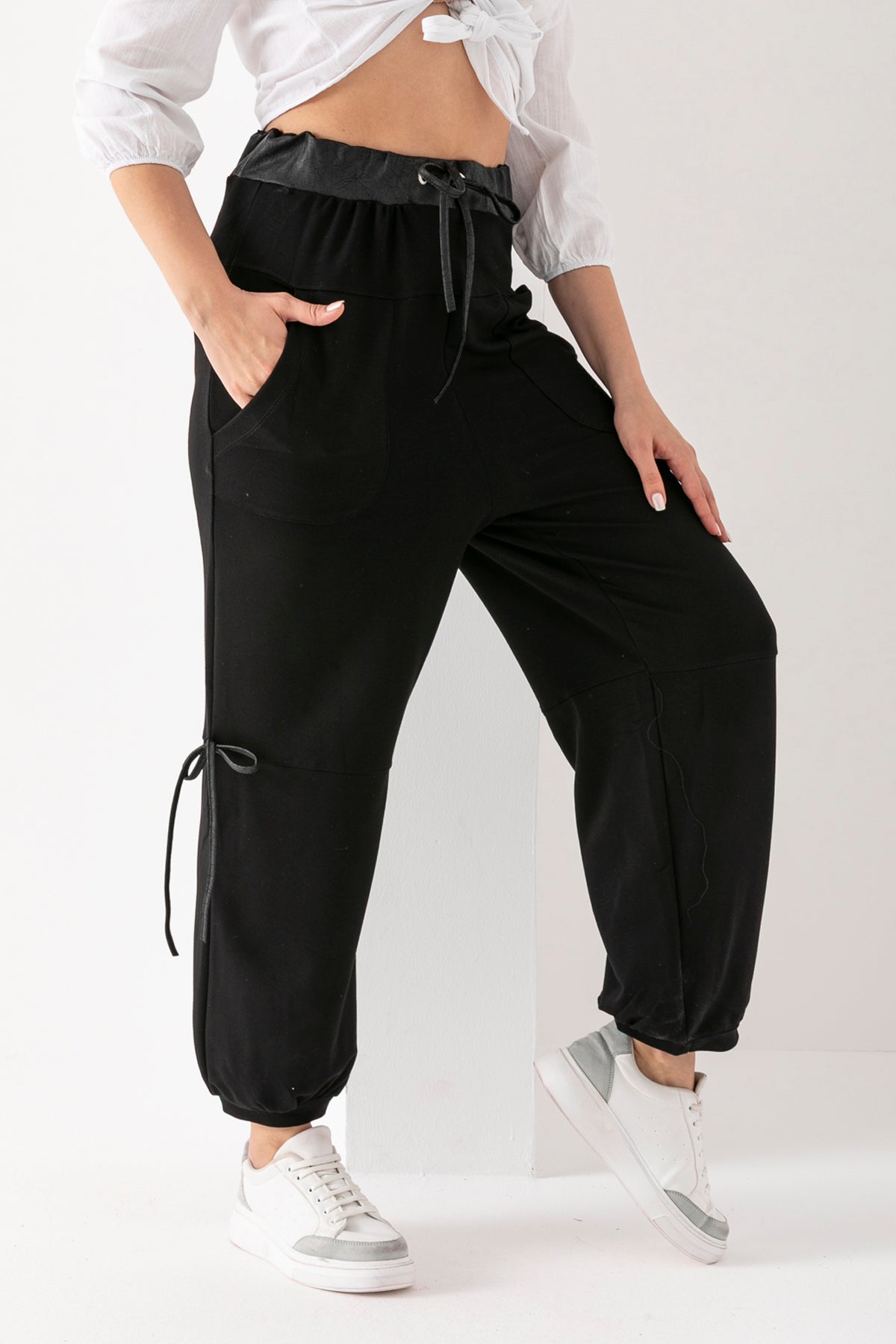 Kadın Siyah Kuşağı Deri Detaylı Manşetli Paça Bol Kesim Pantolon