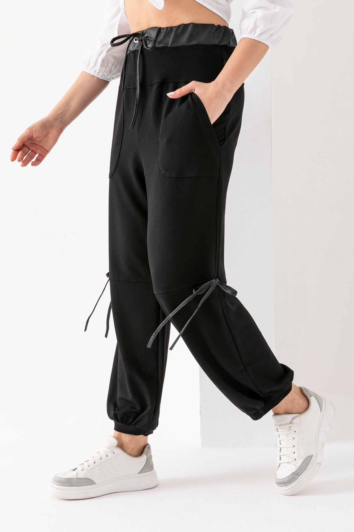 Kadın Siyah Kuşağı Deri Detaylı Manşetli Paça Bol Kesim Pantolon