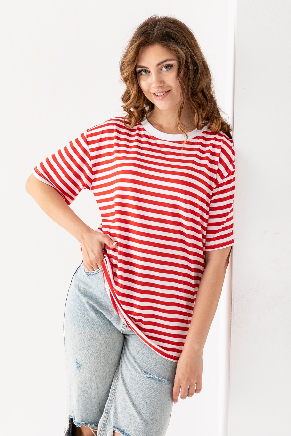 Kadın Kırmızı Beyaz Çizgili Oversize Kısa Kollu Viskon Penye Bluz