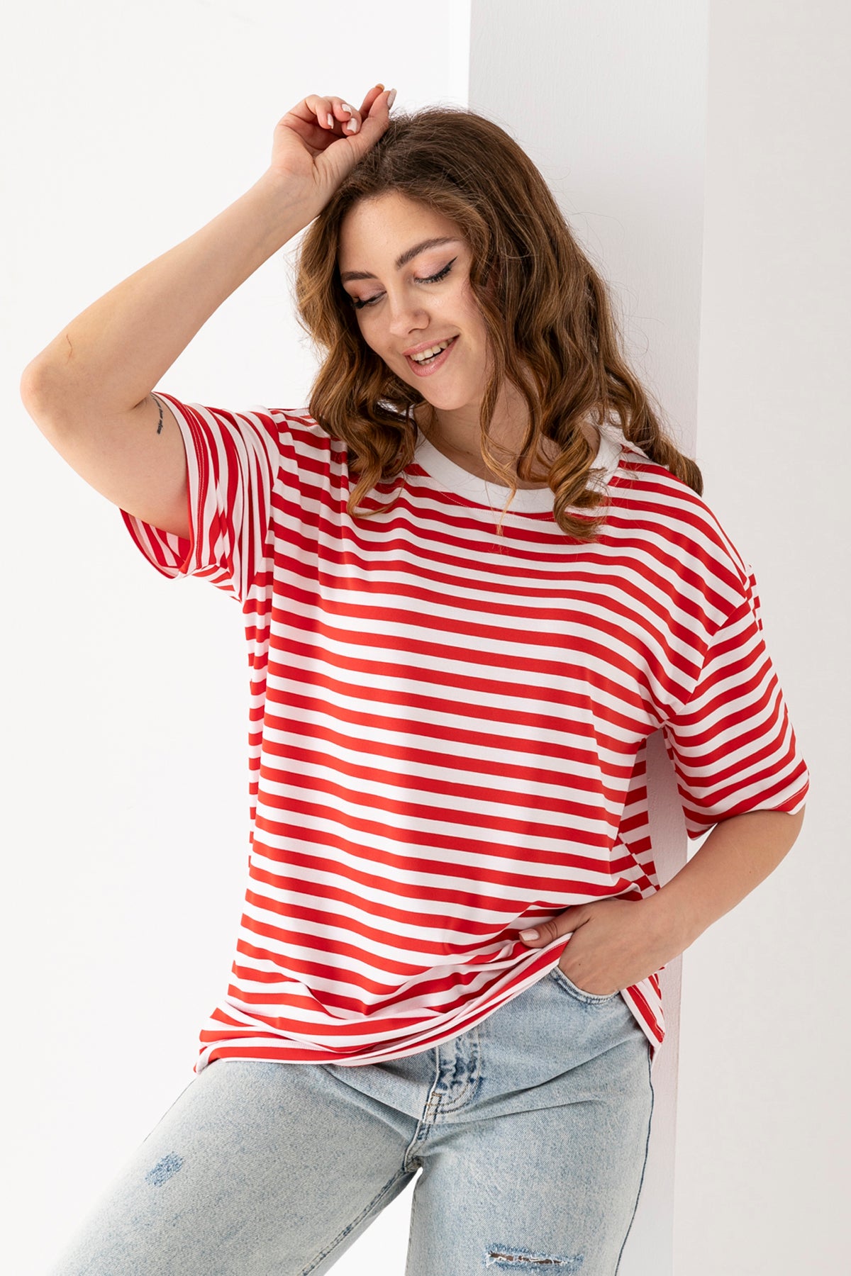 Kadın Kırmızı Beyaz Çizgili Oversize Kısa Kollu Viskon Penye Bluz