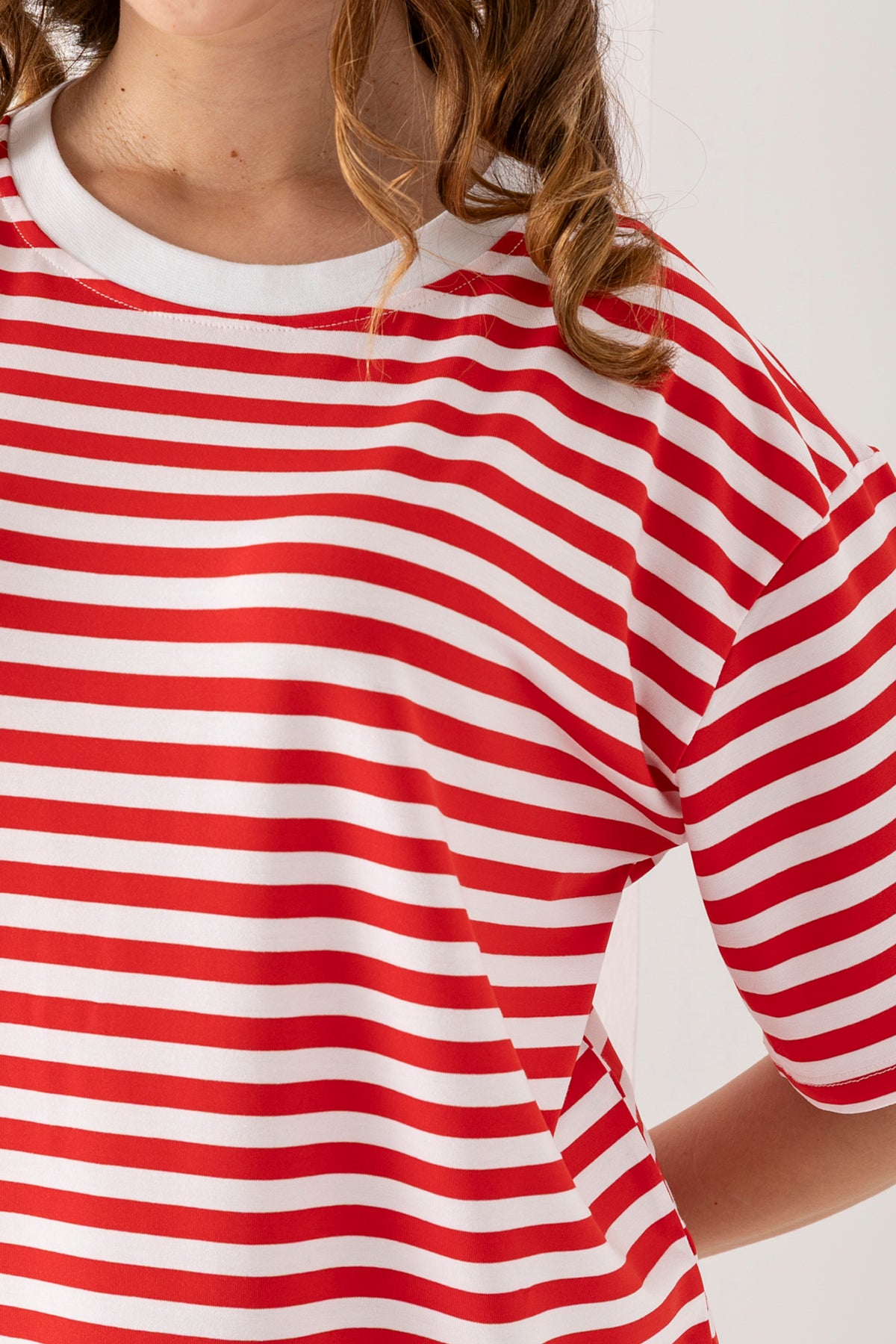Kadın Kırmızı Beyaz Çizgili Oversize Kısa Kollu Viskon Penye Bluz