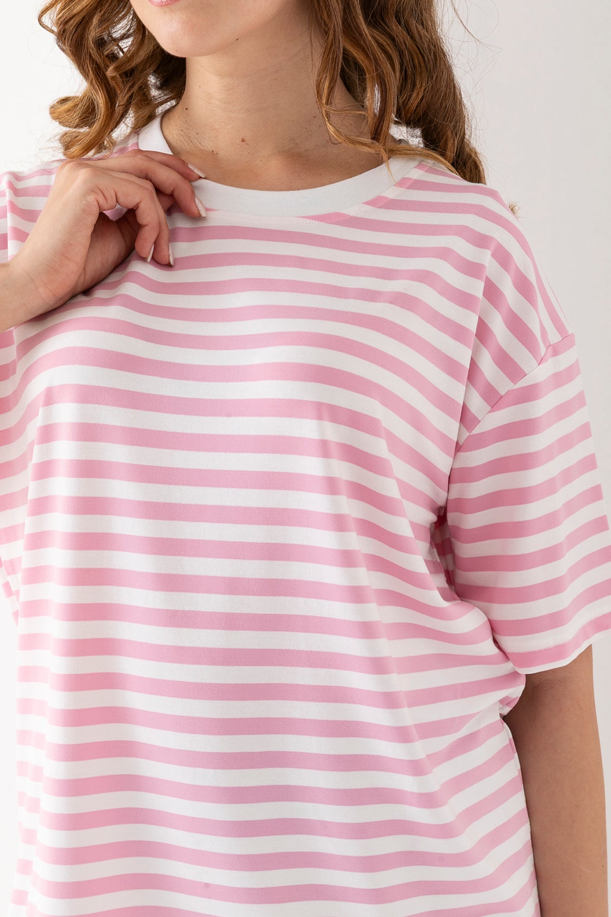 Kadın Pembe Beyaz Çizgili Oversize Kısa Kollu Viskon Penye Bluz