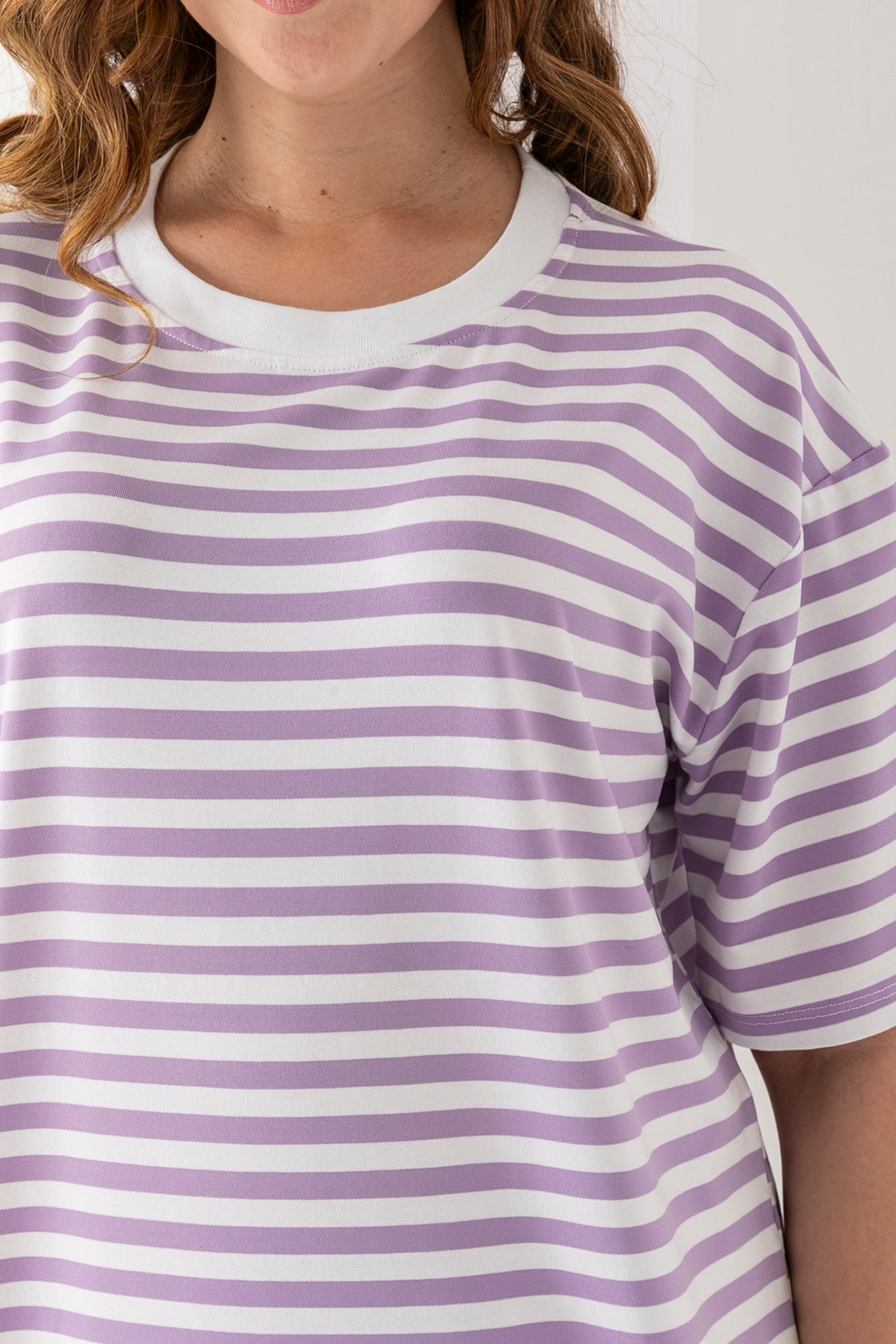 Kadın Lila Beyaz Çizgili Oversize Kısa Kollu Viskon Penye Bluz