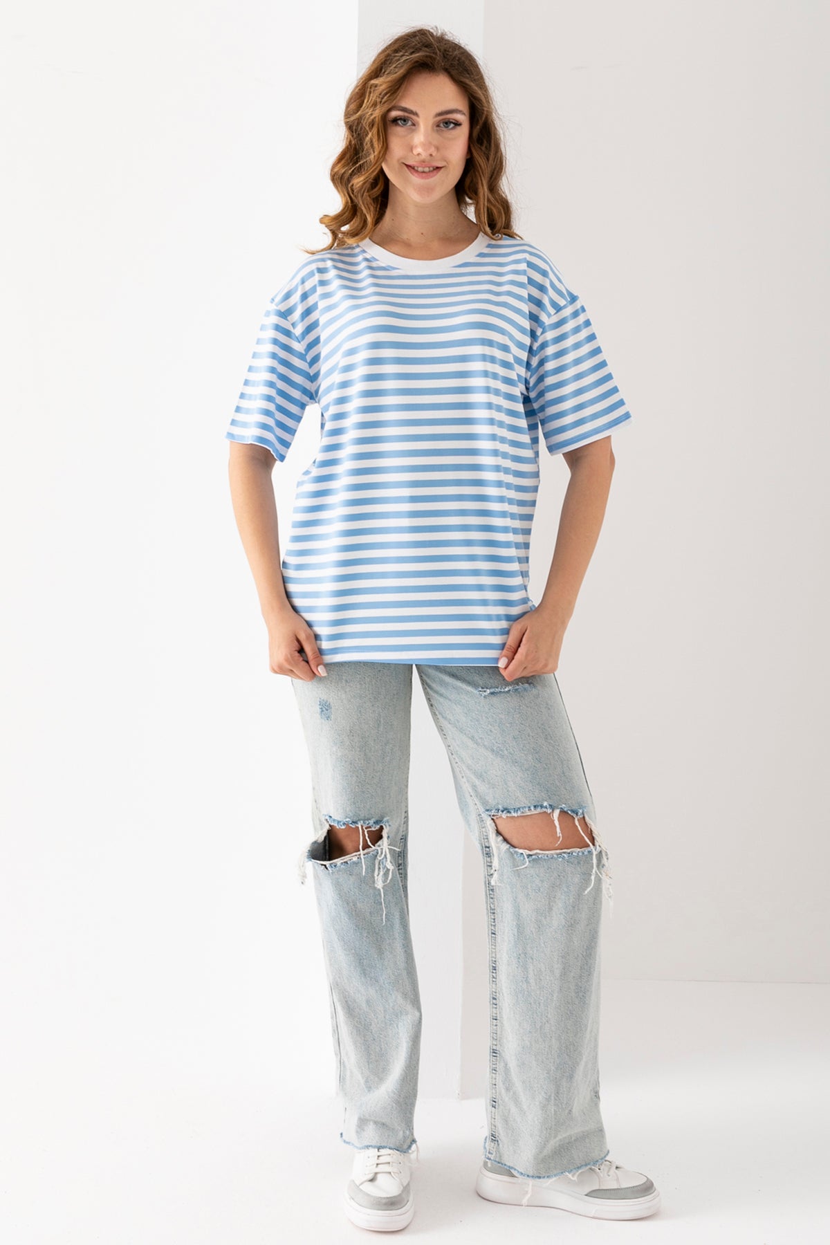 Kadın Mavi Beyaz Çizgili Oversize Kısa Kollu Viskon Penye Bluz