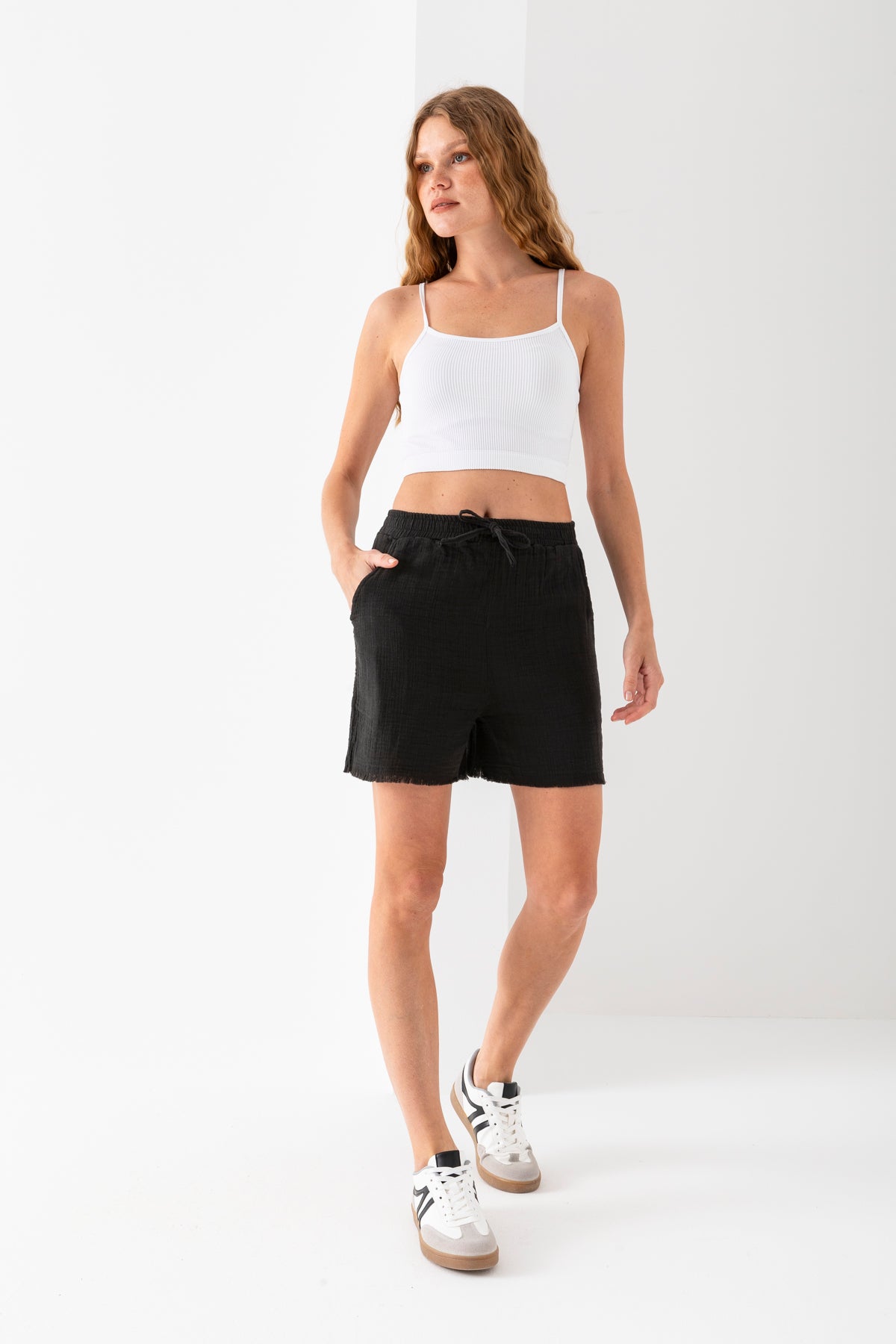 Kadın %100 Pamuk Siyah Geniş Paça Muslin Şort