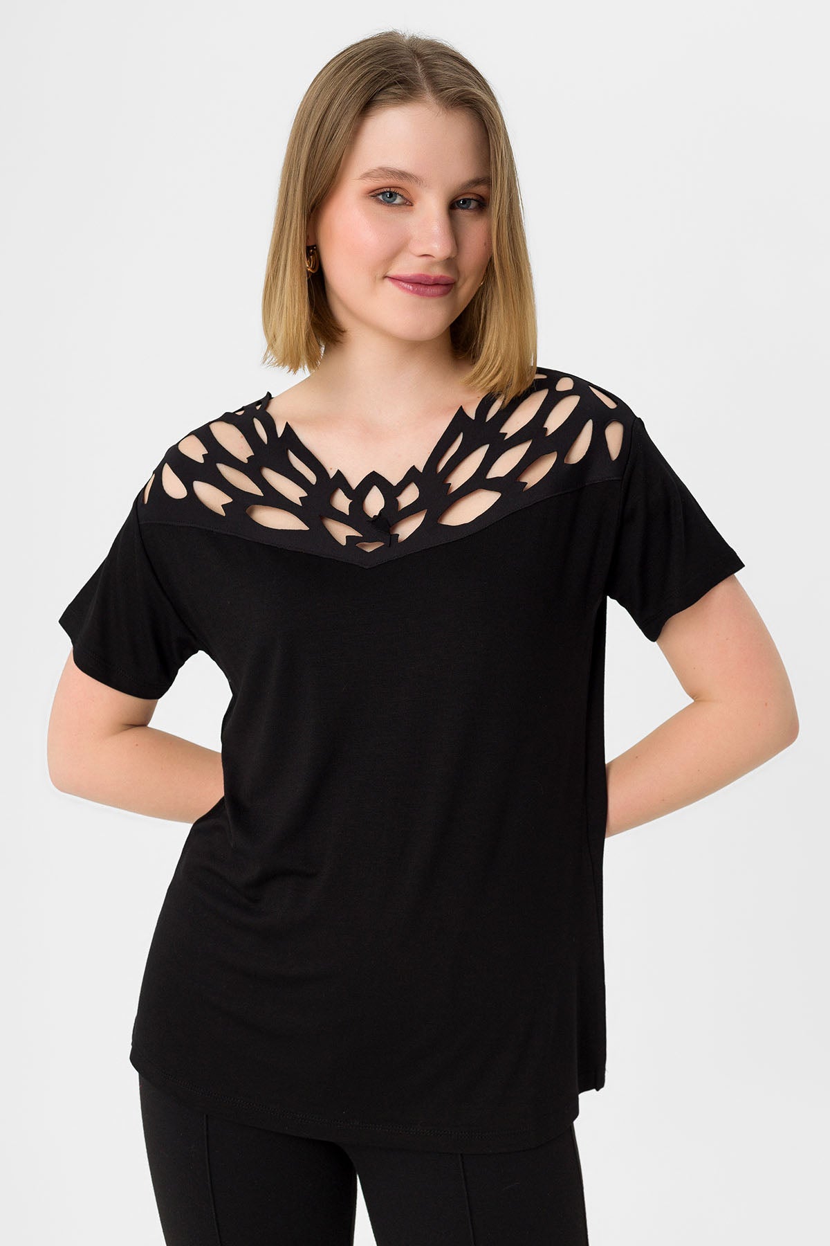 Kadın Siyah Yakası Geniş File Detaylı Bluz