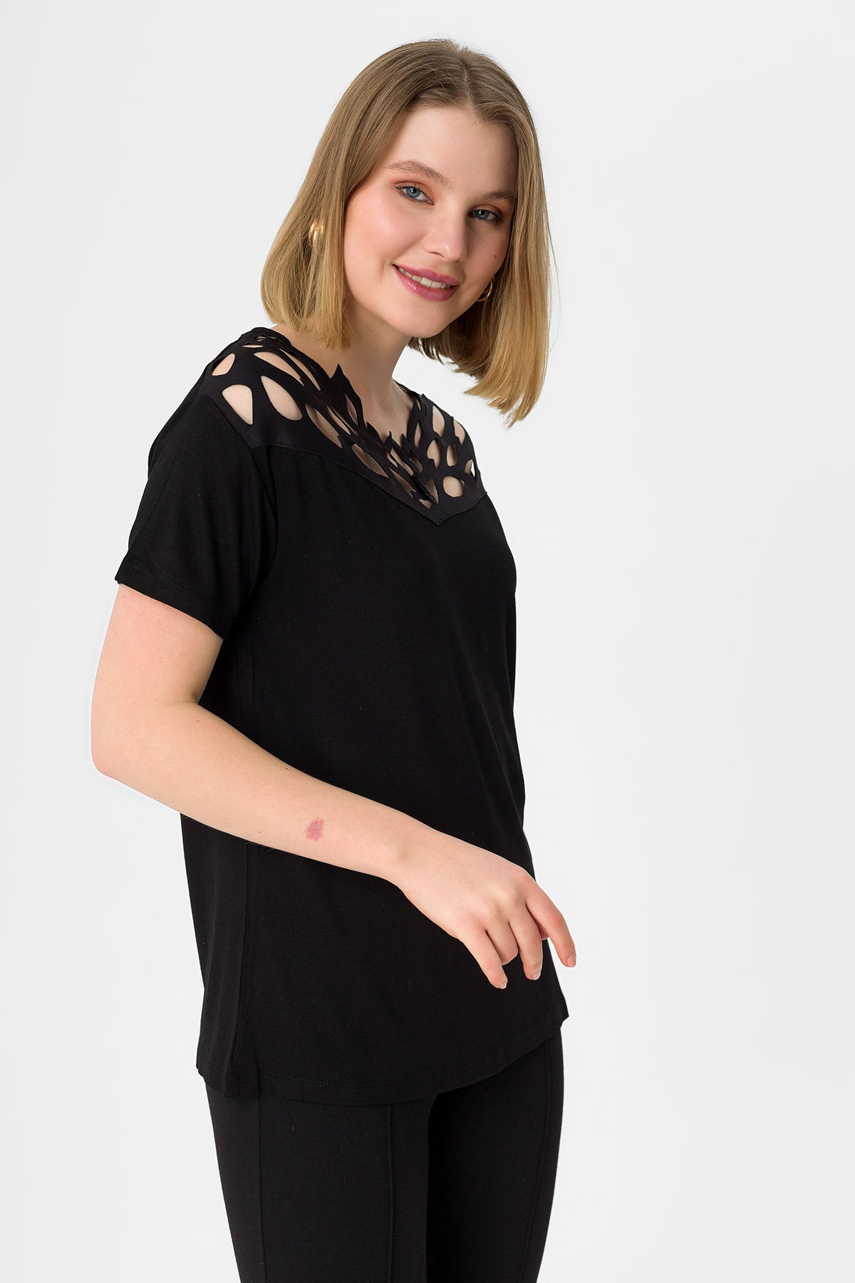 Kadın Siyah Yakası Geniş File Detaylı Bluz