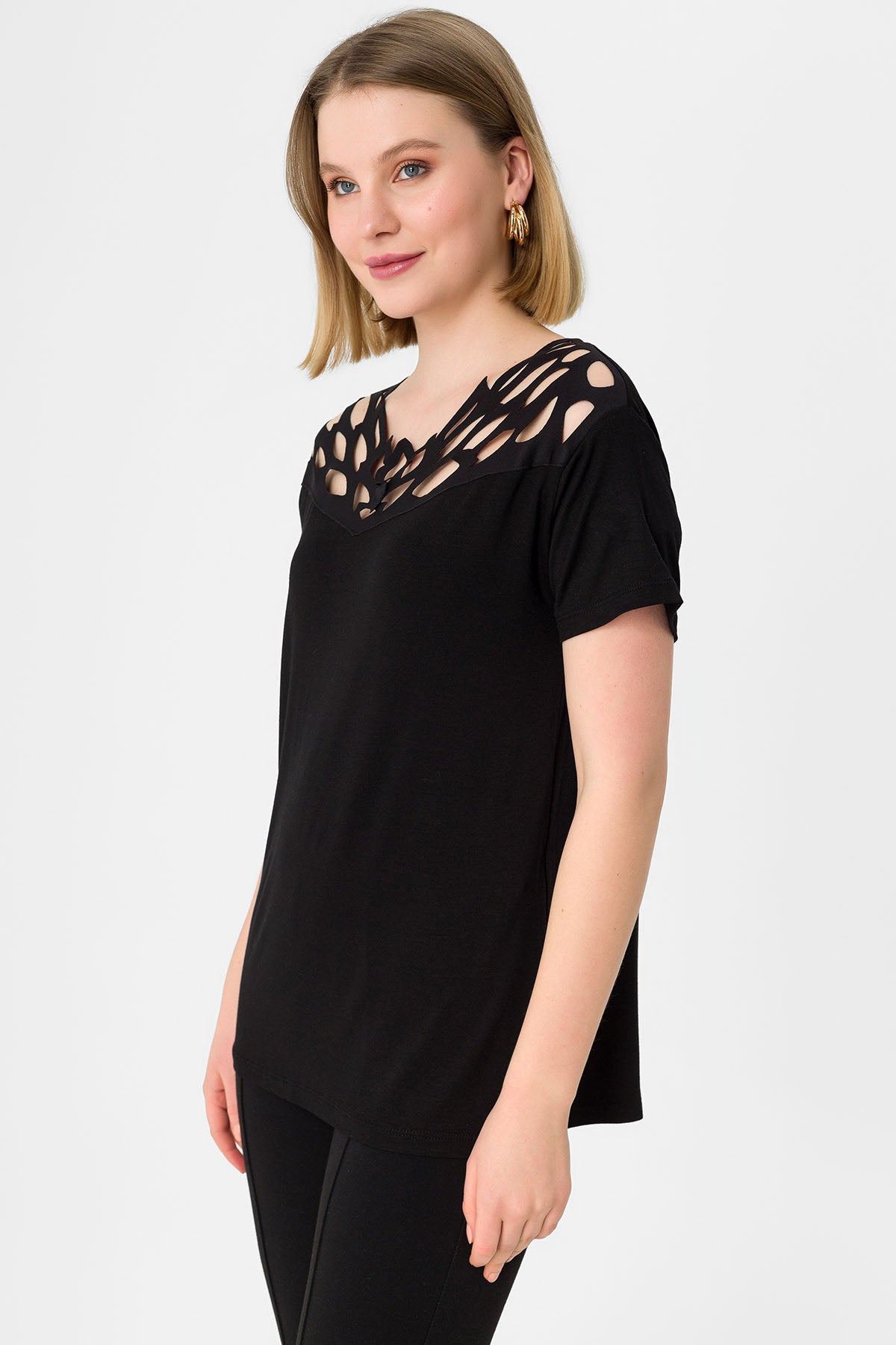 Kadın Siyah Yakası Geniş File Detaylı Bluz