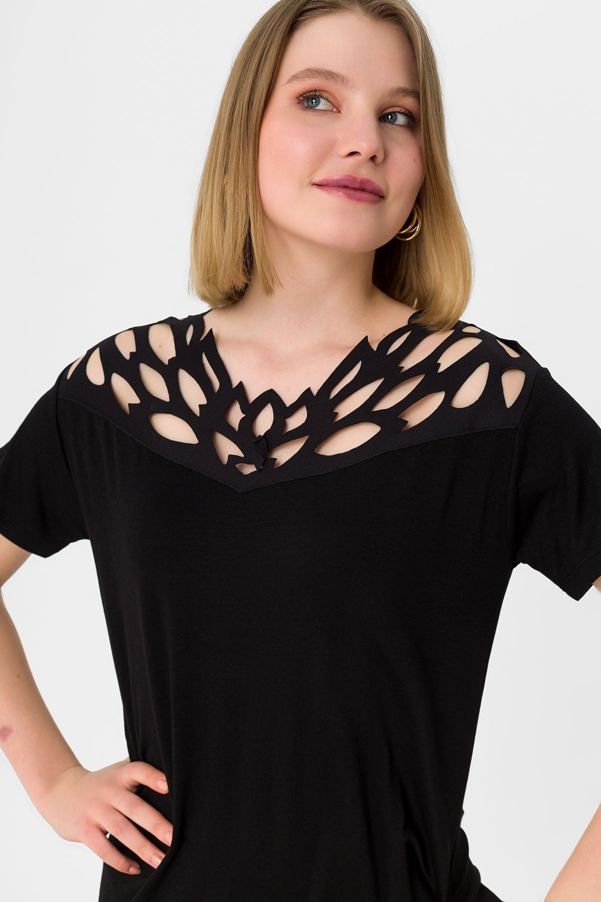 Kadın Siyah Yakası Geniş File Detaylı Bluz