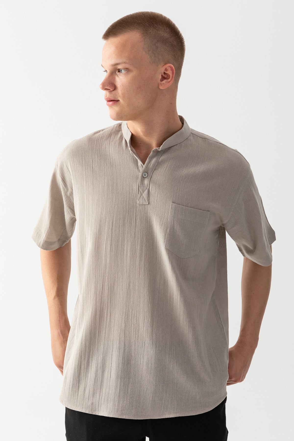 Erkek Gri %100 Pamuk Dokuma Hakim Yaka Kısa Kollu Rahat Kesim Cep Detaylı Şile Kumaş Tişort
