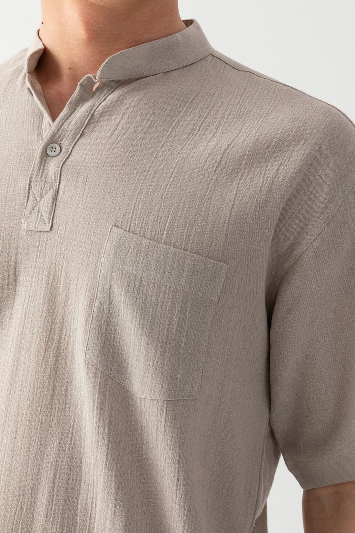 Erkek Gri %100 Pamuk Dokuma Hakim Yaka Kısa Kollu Rahat Kesim Cep Detaylı Şile Kumaş Tişort