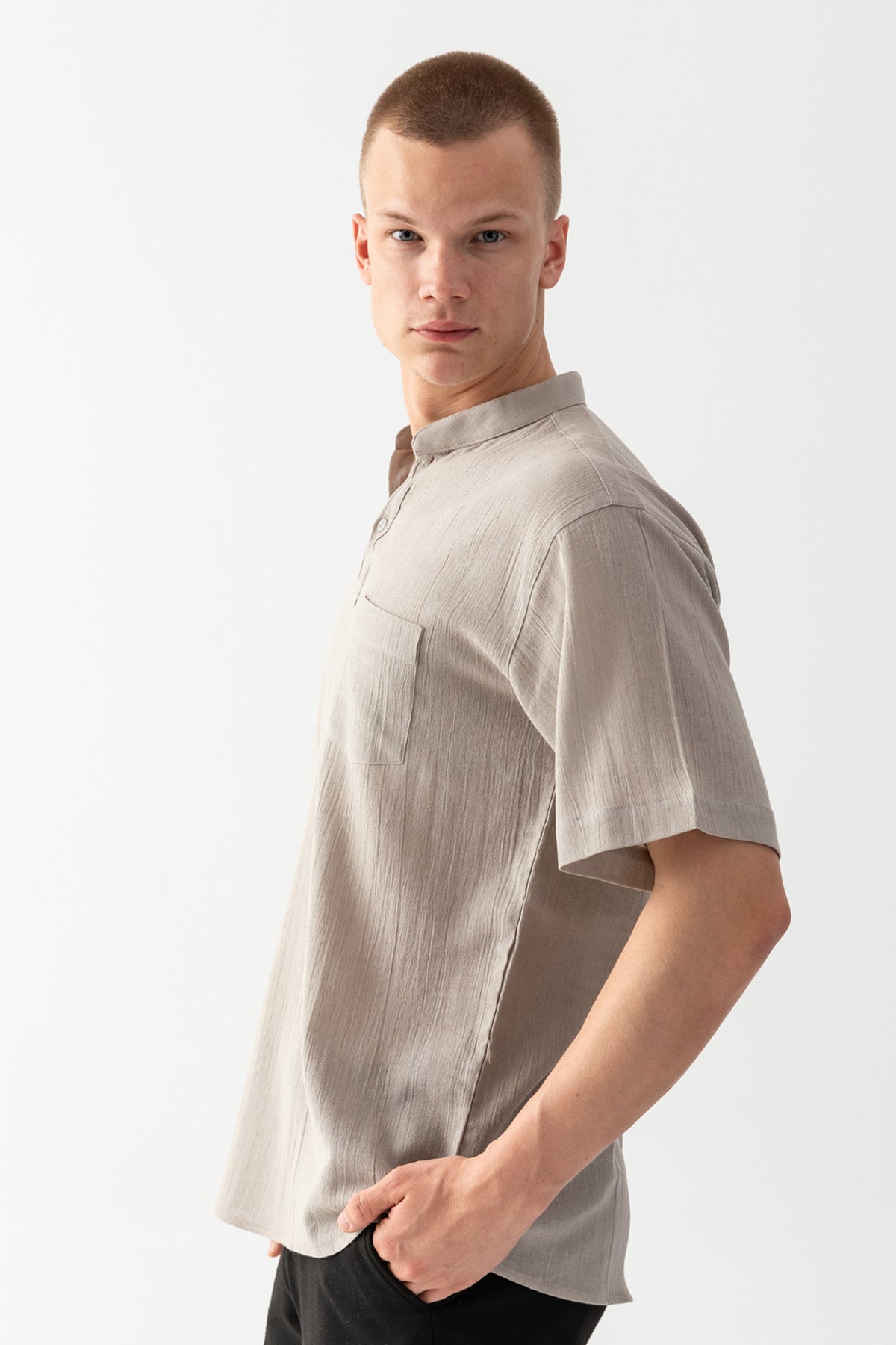 Erkek Gri %100 Pamuk Dokuma Hakim Yaka Kısa Kollu Rahat Kesim Cep Detaylı Şile Kumaş Tişort