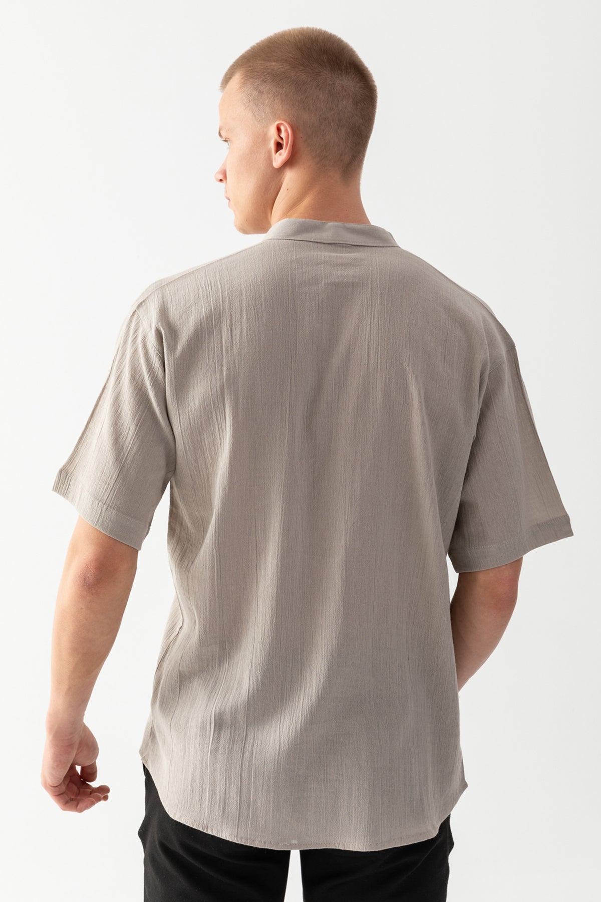 Erkek Gri %100 Pamuk Dokuma Hakim Yaka Kısa Kollu Rahat Kesim Cep Detaylı Şile Kumaş Tişort