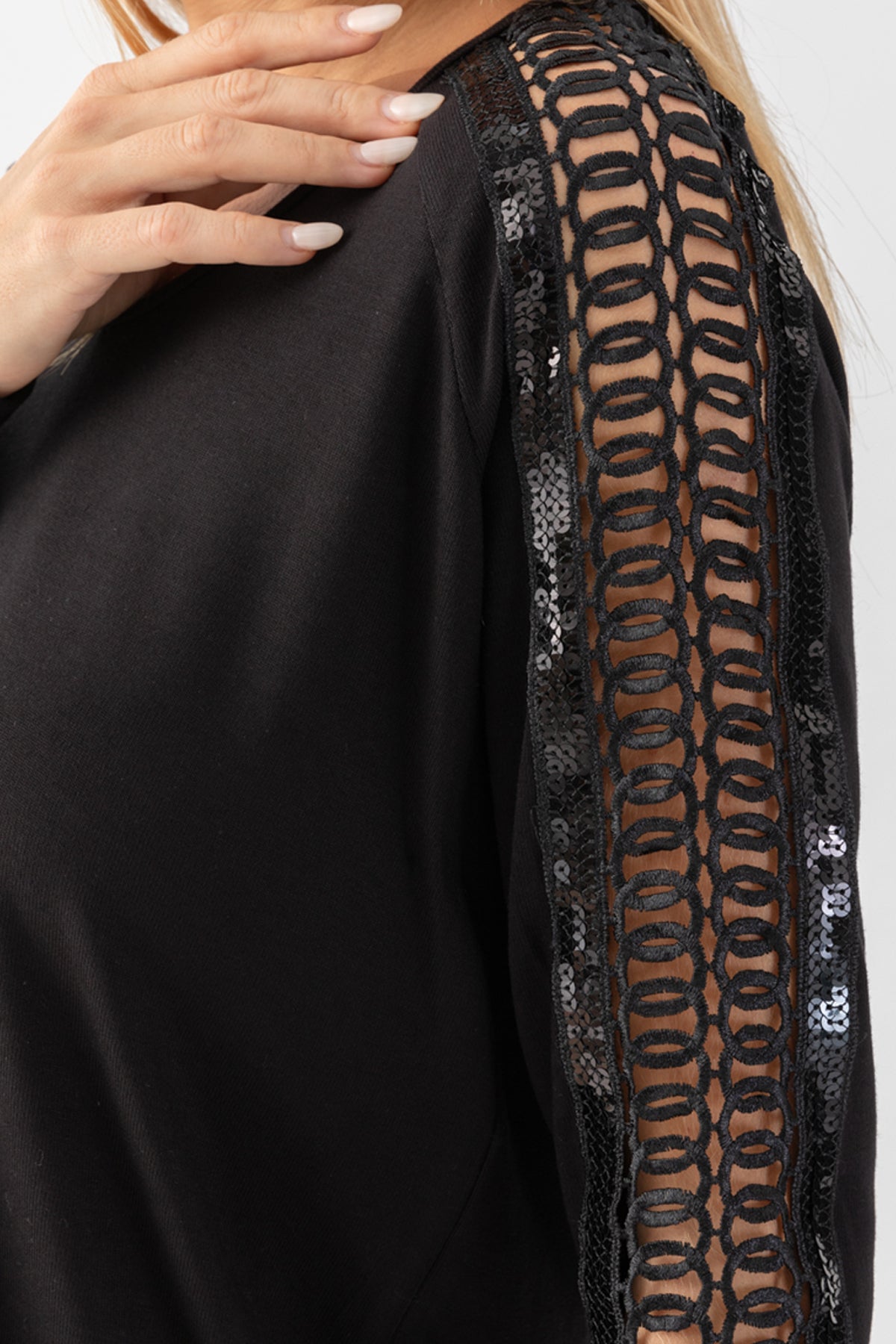 Kadın Siyah Kolları Pul Güpürlü Bluz