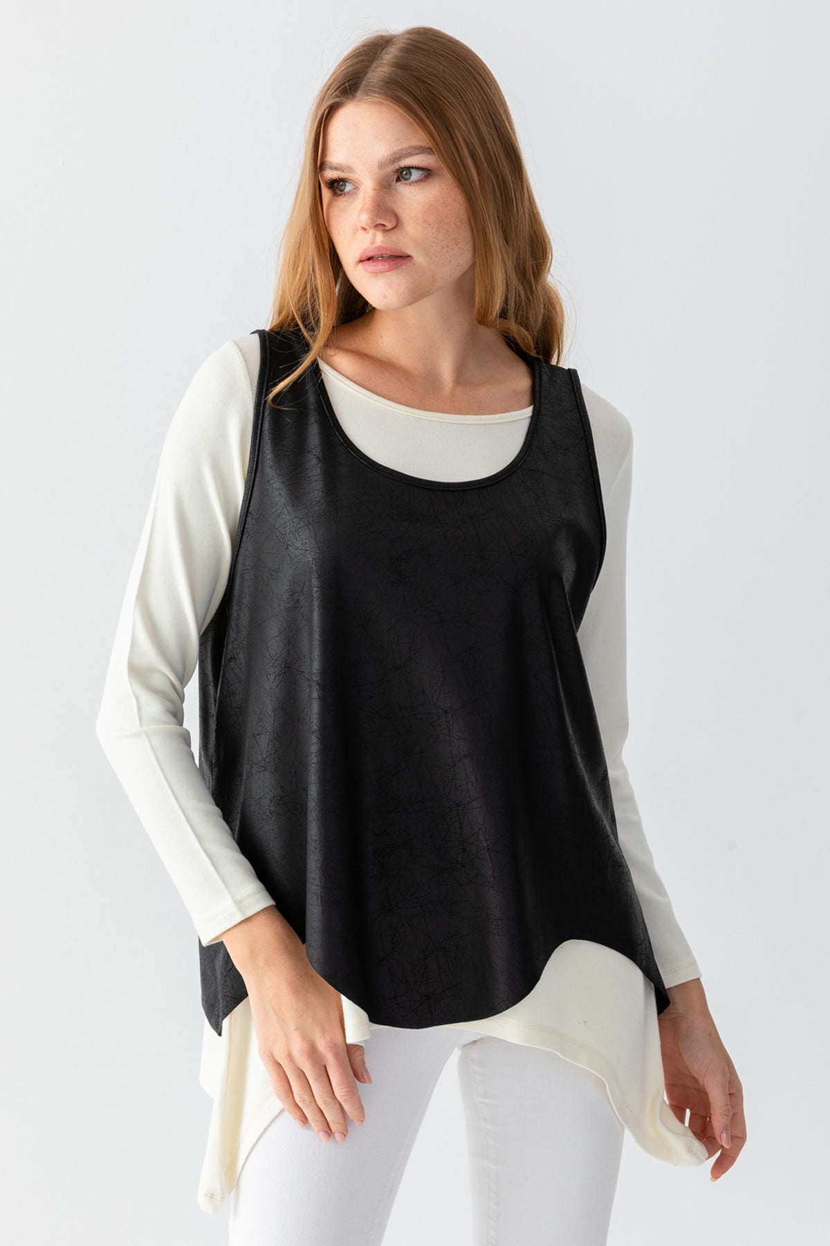 Kadın Krem Siyah Eteği Asimetrik Suni Deri Yelekli Takım Tunik