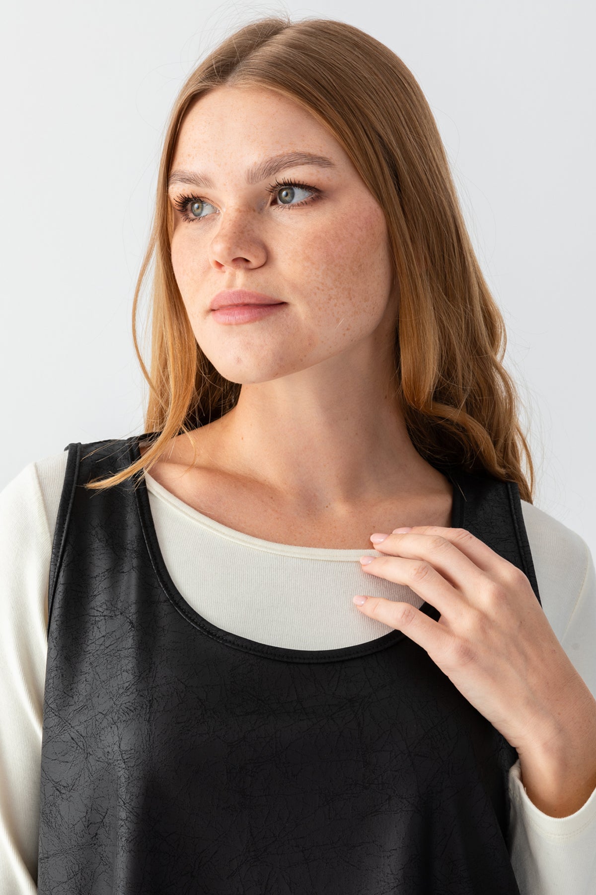 Kadın Krem Siyah Eteği Asimetrik Suni Deri Yelekli Takım Tunik