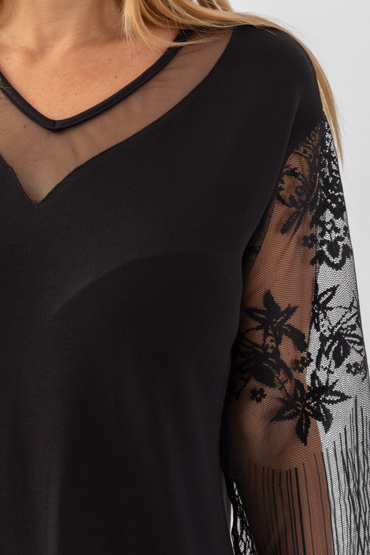 Kadın Siyah Yakası Tüllü Koları Dantelli Mevsimlik İnce Triko Buz