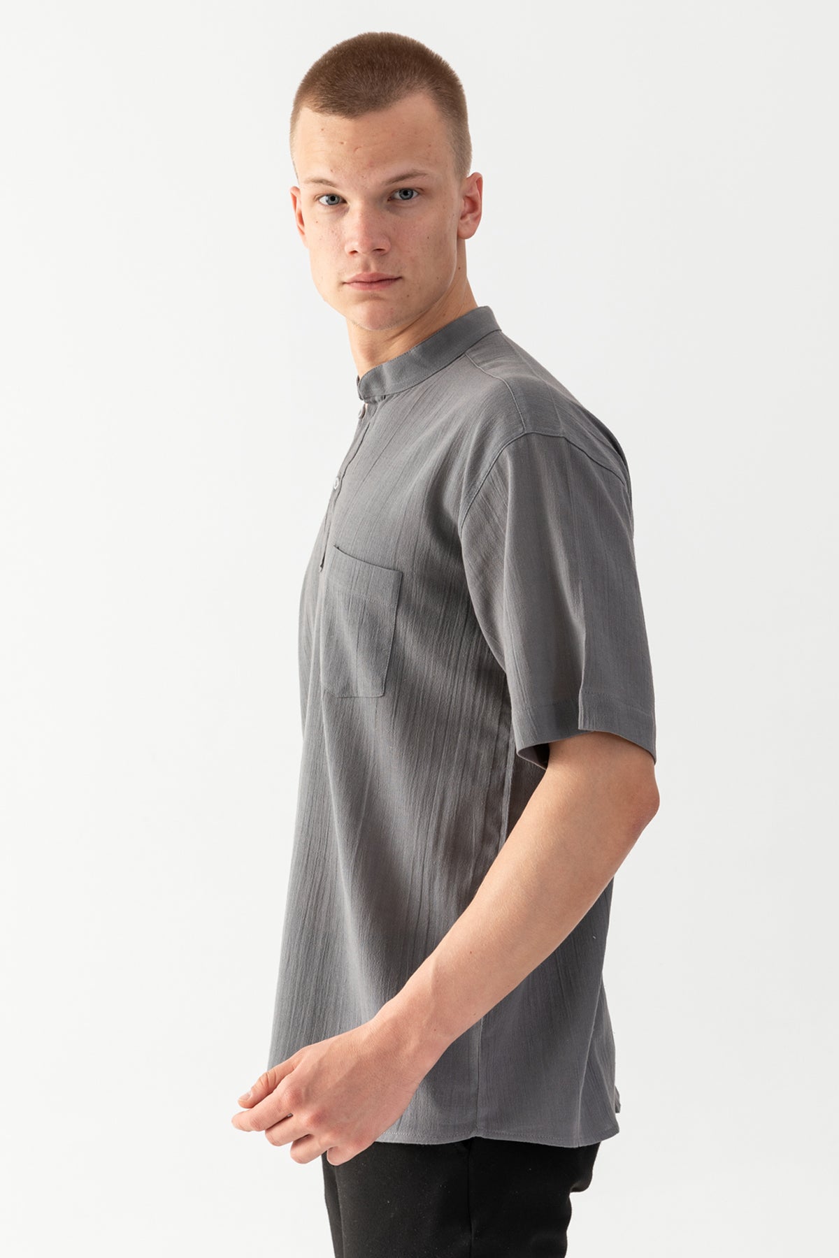 Erkek Füme %100 Pamuk Dokuma Hakim Yaka Kısa Kollu Rahat Kesim Cep Detaylı Şile Kumaş Tişort