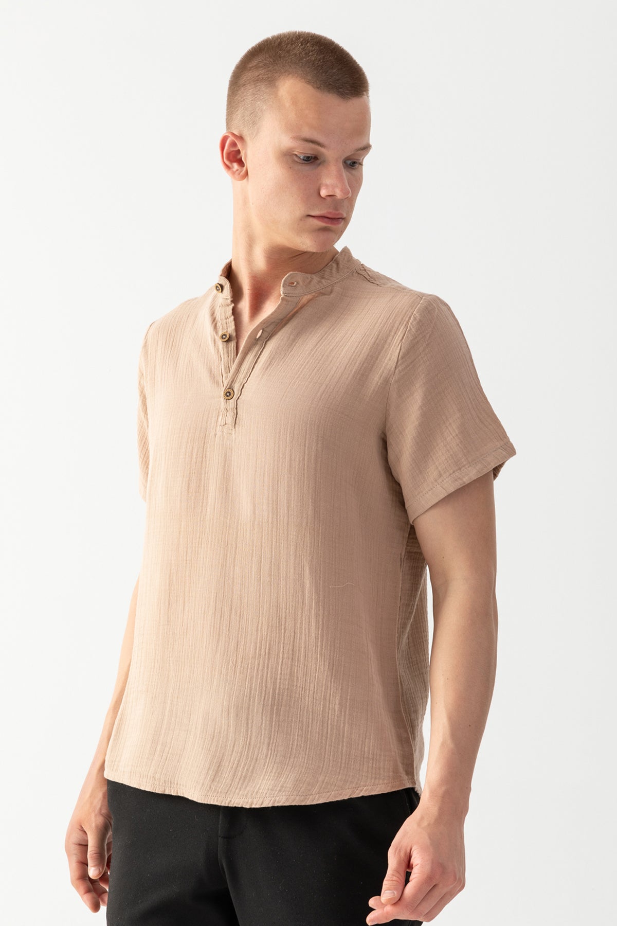 Erkek Bej %100 Pamuk Hakim Yaka Kısa Kollu Regular Fit Müslin Tişort