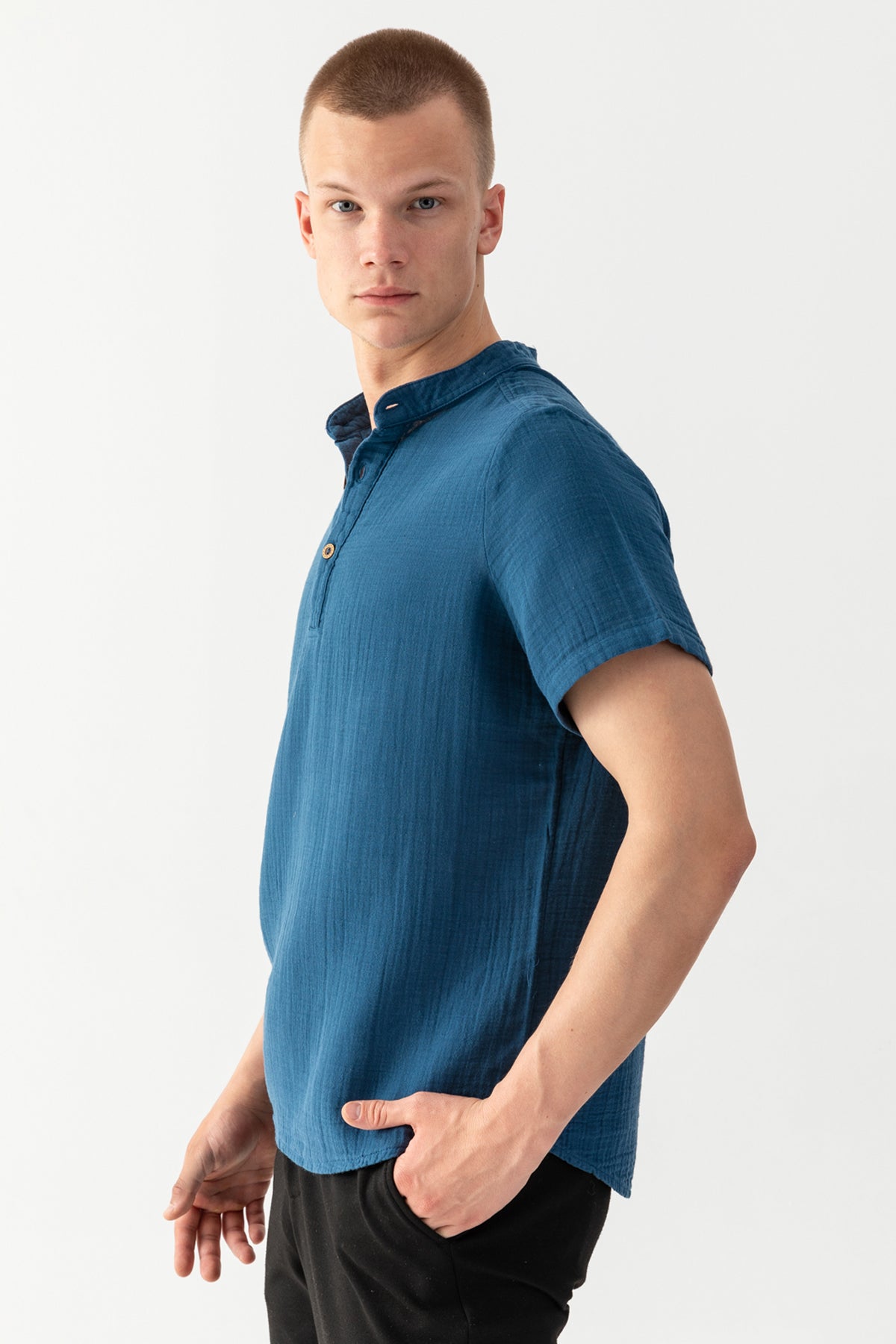 Erkek İndigo Mavi %100 Pamuk Hakim Yaka Kısa Kollu Regular Fit Müslin Tişort
