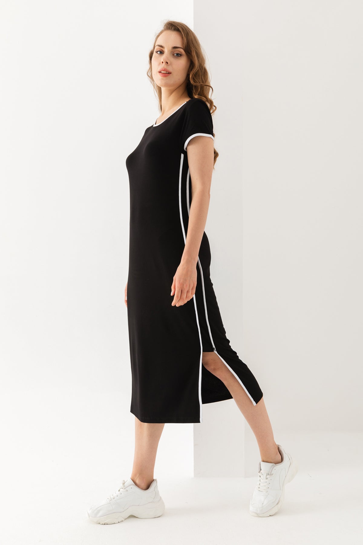 Kadın Siyah Yakası Kolları ve Yanları Biyeli Yırtmaçlı Viskon Penye Kısa Kol Elbise