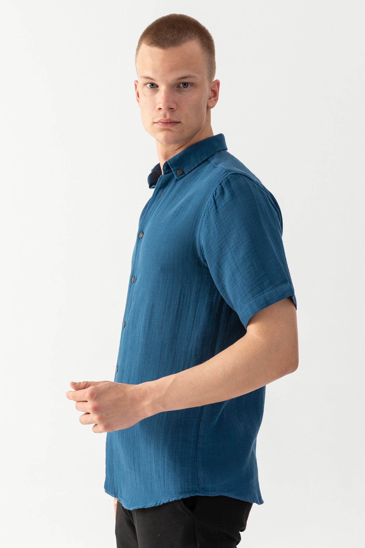 Erkek İndigo Mavi %100 Pamuk Kısa Kollu Regular Fit Bürümcük Müslin Gömlek