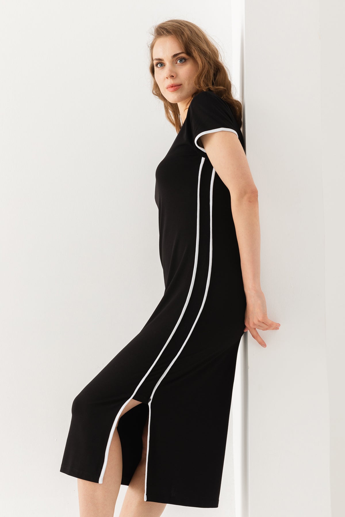 Kadın Siyah Yakası Kolları ve Yanları Biyeli Yırtmaçlı Viskon Penye Kısa Kol Elbise