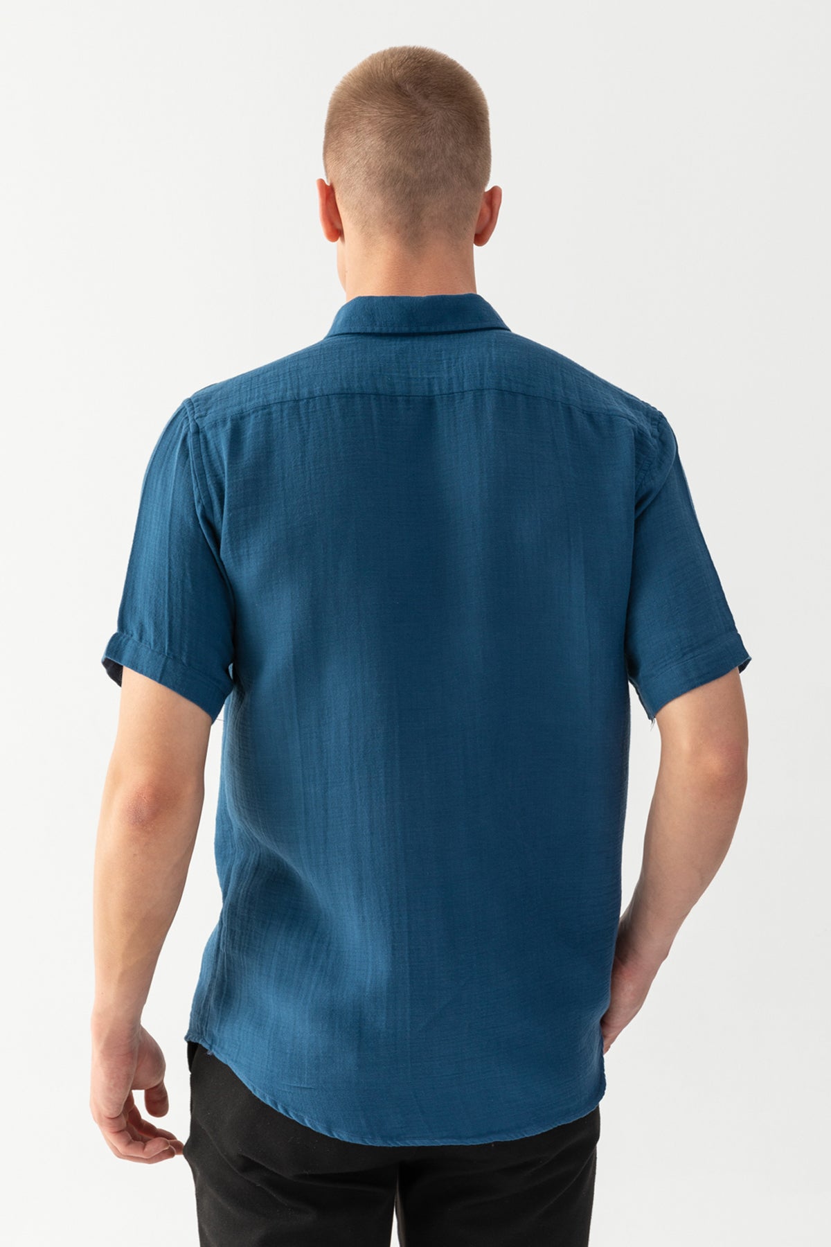 Erkek İndigo Mavi %100 Pamuk Kısa Kollu Regular Fit Bürümcük Müslin Gömlek