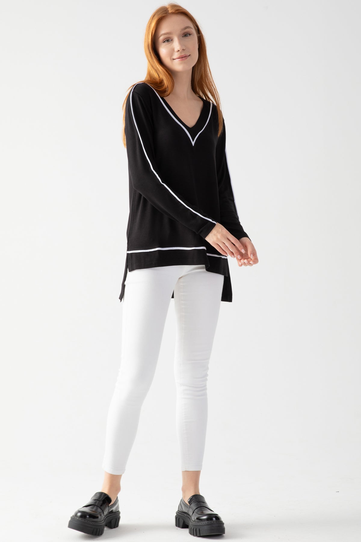 Kadın Siyah Yakası Beyaz Biye Detaylı Yandan Yırtmaçlı Bluz