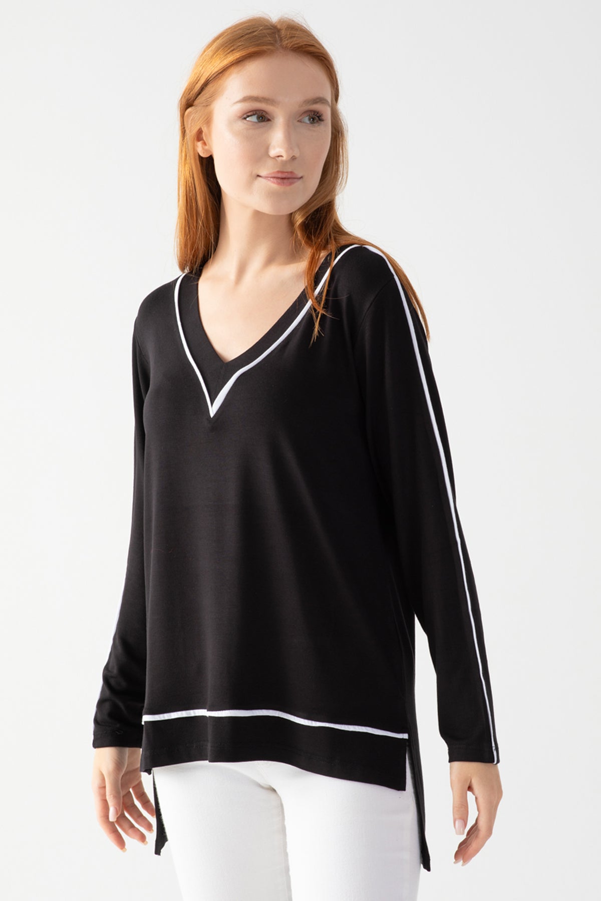 Kadın Siyah Yakası Beyaz Biye Detaylı Yandan Yırtmaçlı Bluz