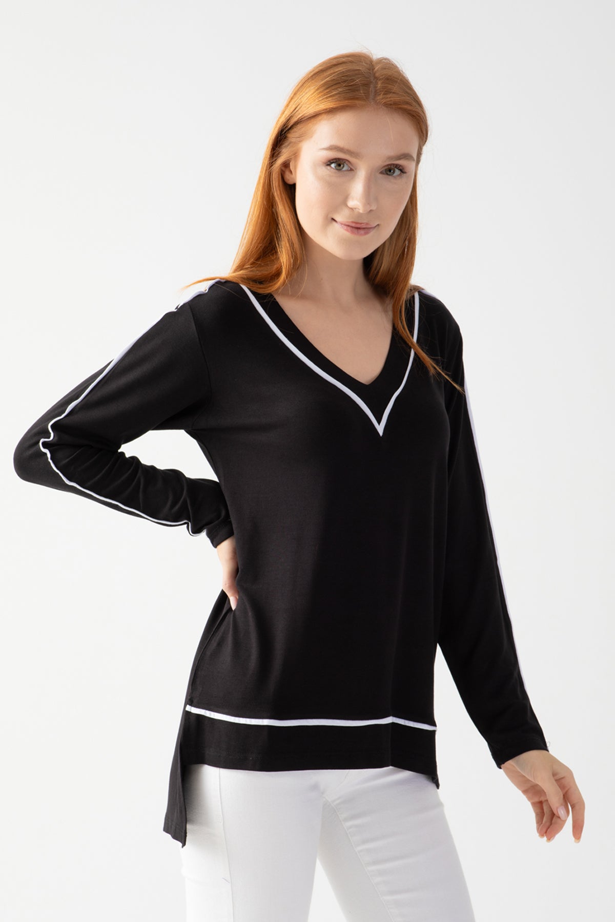 Kadın Siyah Yakası Beyaz Biye Detaylı Yandan Yırtmaçlı Bluz