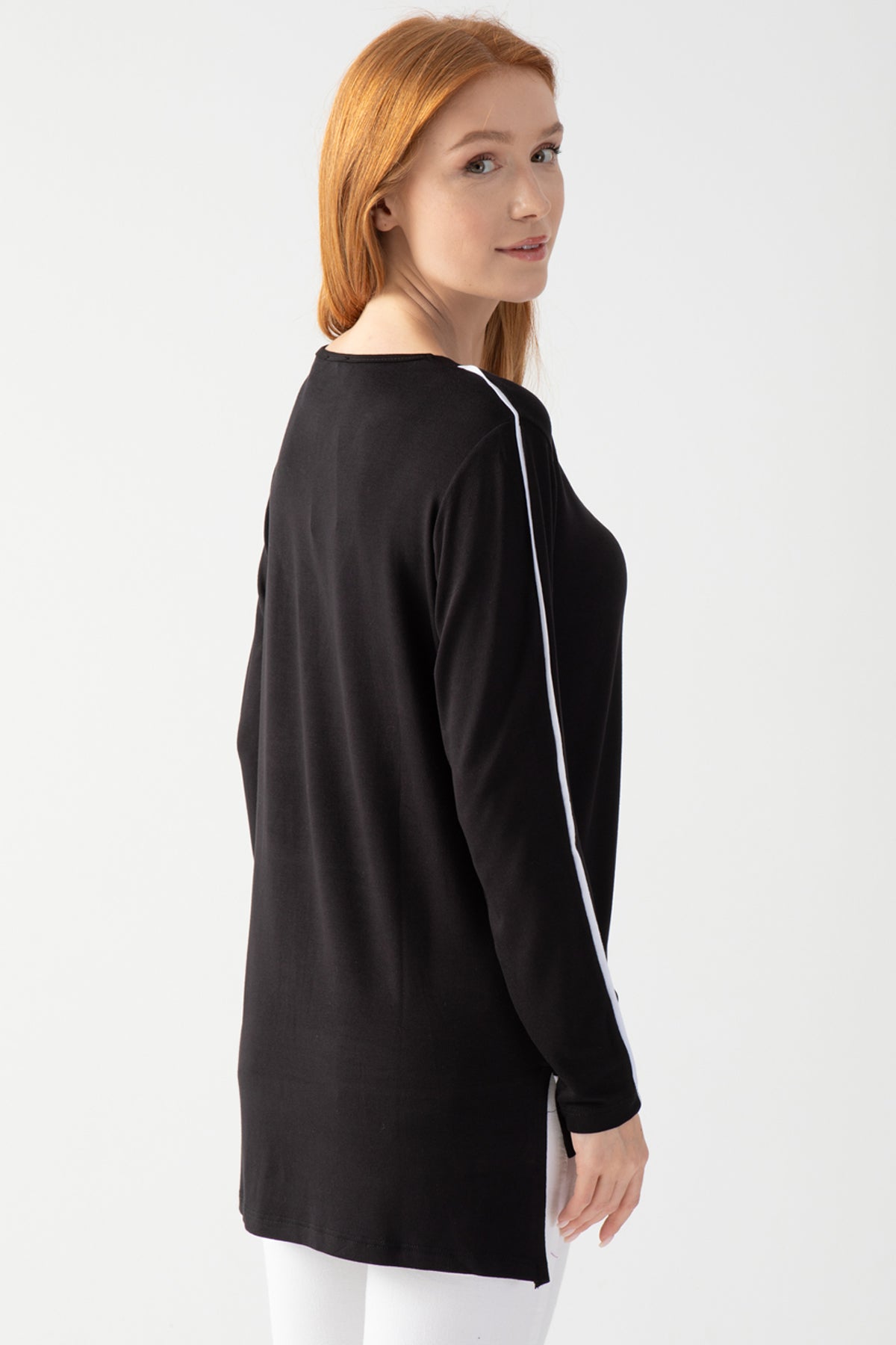 Kadın Siyah Yakası Beyaz Biye Detaylı Yandan Yırtmaçlı Bluz