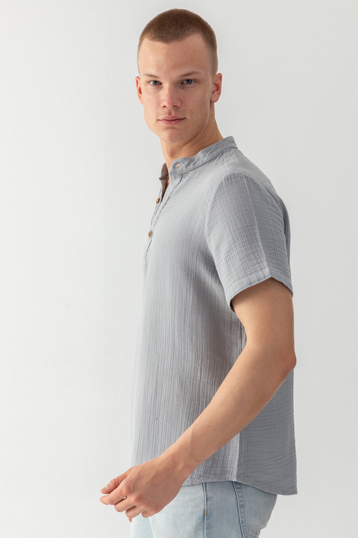 Erkek Gri %100 Pamuk Hakim Yaka Kısa Kollu Regular Fit Müslin Tişort